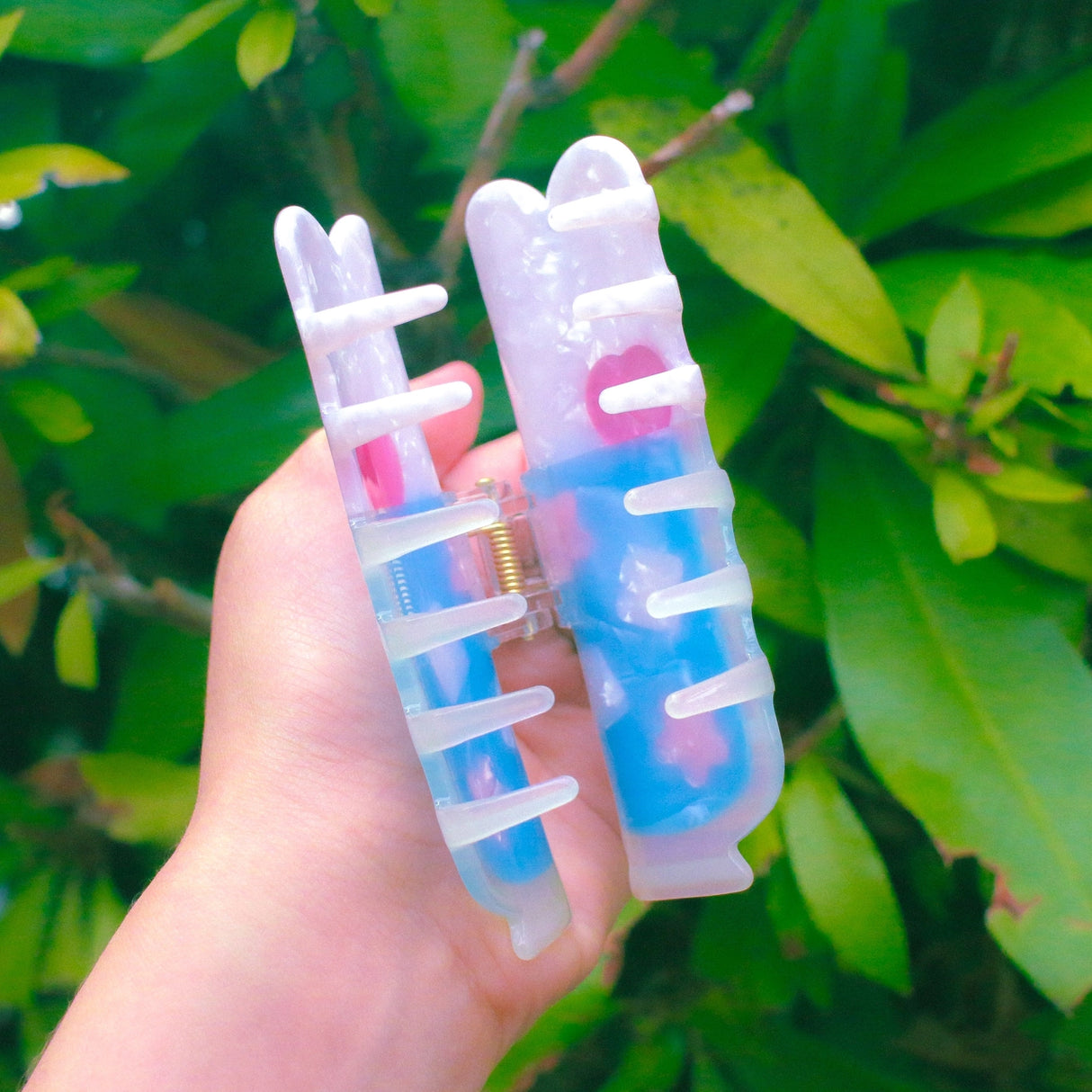 'Soda Float' Hair Claw featuring a blue soda float with rabbit shaped ice cream on top.
Made of acetate, 4 inches by 2 inches.
Hair claws come packaged in a plastic sleeve.