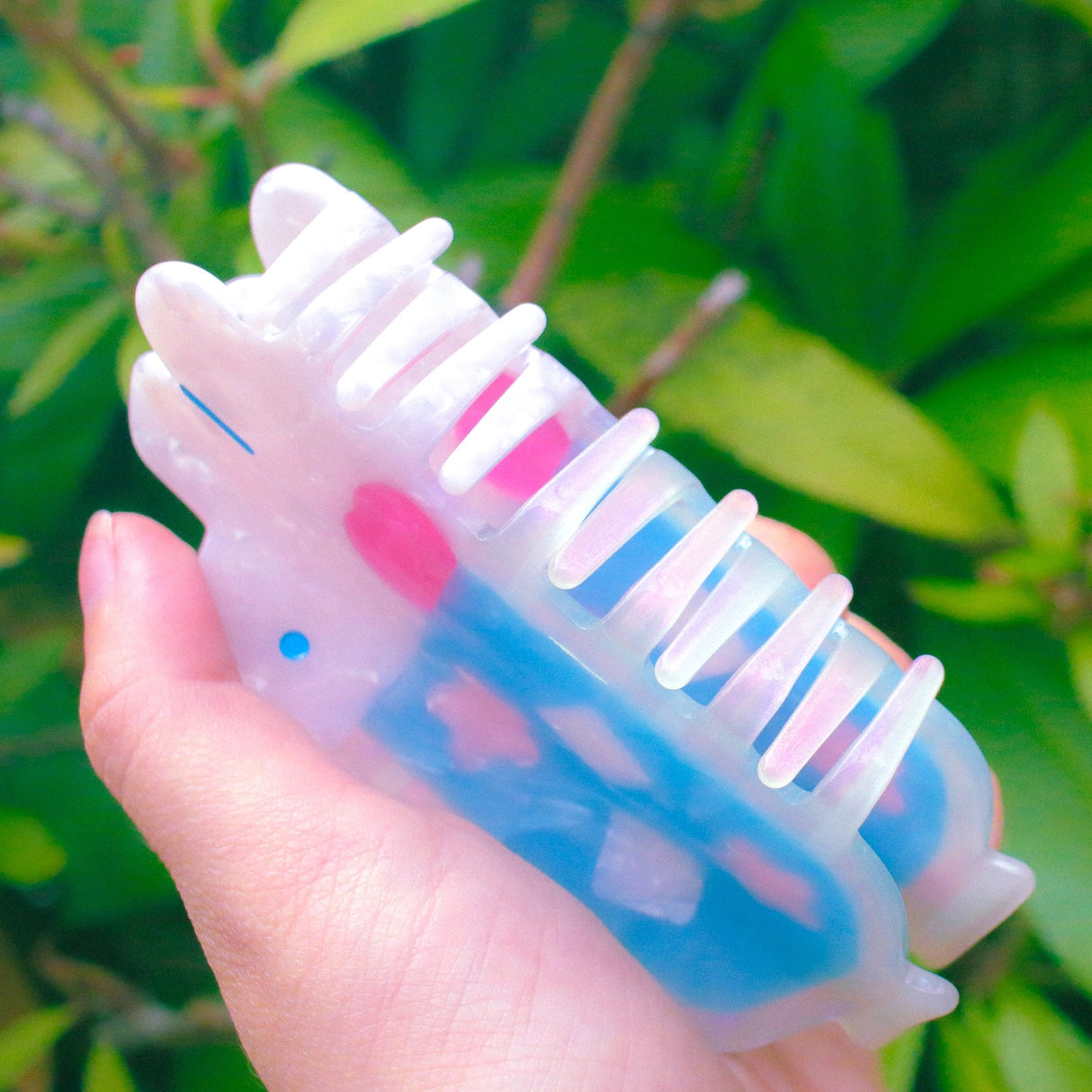 'Soda Float' Hair Claw featuring a blue soda float with rabbit shaped ice cream on top.
Made of acetate, 4 inches by 2 inches.
Hair claws come packaged in a plastic sleeve.