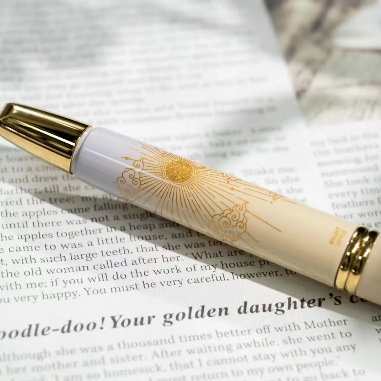 To commemorate 36 years of Kin Chi, this exclusive Pilot Capless “Starry Dawn” captures the quiet magic of the moment when night begins to surrender to morning.
Its softly layered colors move from pale blue through warm golden yellow and into a vivid morning blue, echoing the changing sky just before sunrise. Against the clouds, a radiant golden sun emerges while a scattering of stars still lingers above—an in-between moment where night and day meet.