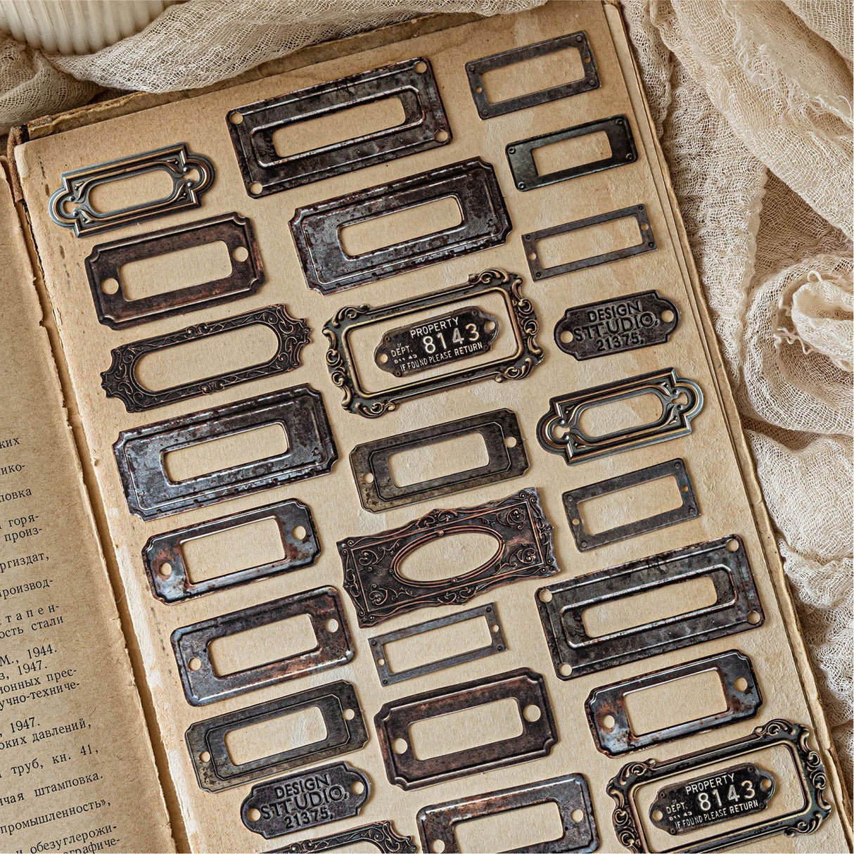 Classic retro card slot with vintage texture stickers that instantly transform your pages into a retro style. These can be used creatively and paired with a 3D mechanism to make your handbag full of vintage surprises!