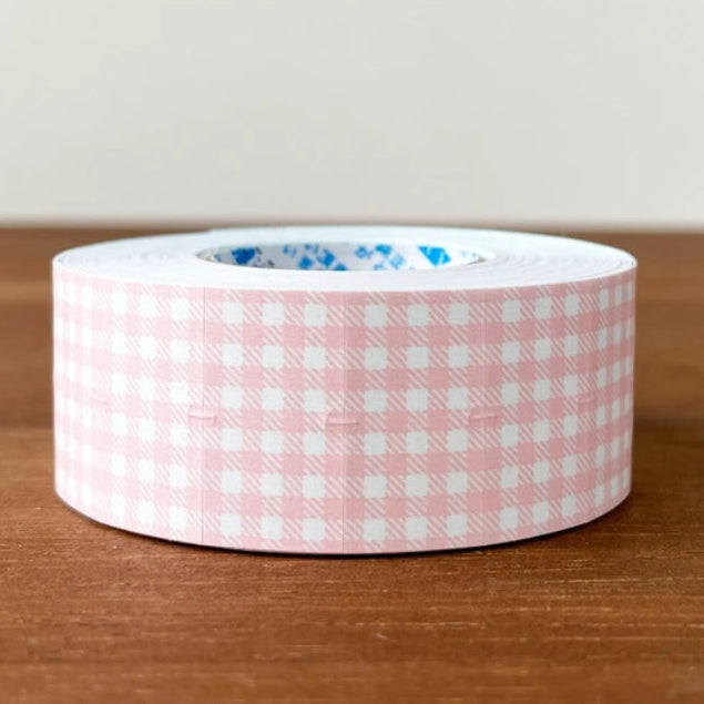 Stamp Marche Gingham Label Sticker Roll - Light Pink
Label stickers with Stamp Marche original designs. These are stickers originally for price tag applicators,now featuring a gingham check pattern! They can also be used to seal letters and envelopes, or as decorative materials for your planner. Fold them in half to use as index stickers or write or stamp them. Each pack contains 1,000 stickers with the same design, making them ideal for daily use or sharing.
Product Size: Approx. 55 x 21.6 mm i