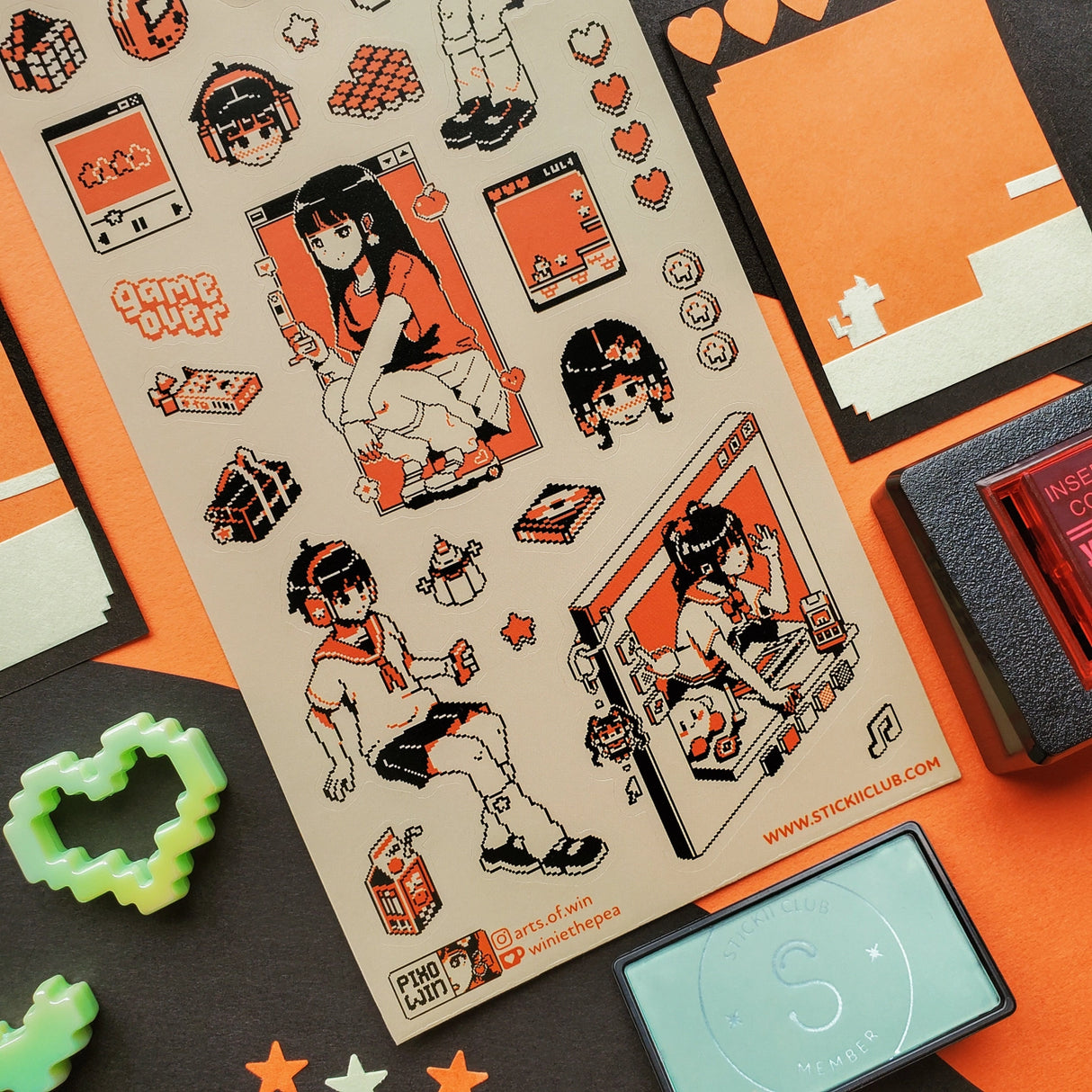 🕹️🧡 BI-BU-BI-BIT! Power up with @arts.of.win’s pixel-perfect dream squad, where retro vibes and arcade hearts collide. From handheld consoles and chunky headphones to rhythm-game screens and snack breaks mid-level, this crew is living life one extra life at a time. Whether you’re grinding for high scores or just vibing with your favorite chiptune, these stickers are a total game over (in the best way).
Art by: @arts.of.win
Top Coating: None
Adhesive Layer: PVC (plastic)
Backing Layer: Clear PET
6.69" x