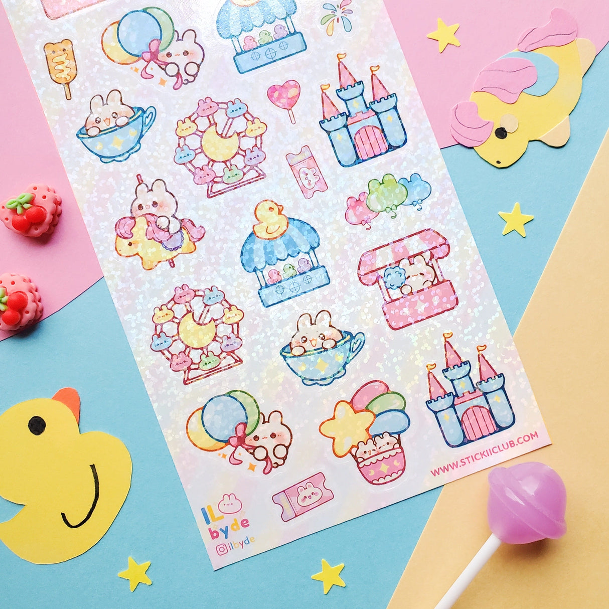 🎠🍭 @ilbyde brings us a ticket to the sweetest little amusement park around! Follow this playful bunny as they ride the ferris wheel, float in a hot air balloon, and hop from pastel booths for treats and prizes. With sugary swirls, adorable rides, and fairytale castles, this sheet is pure carnival-day magic.