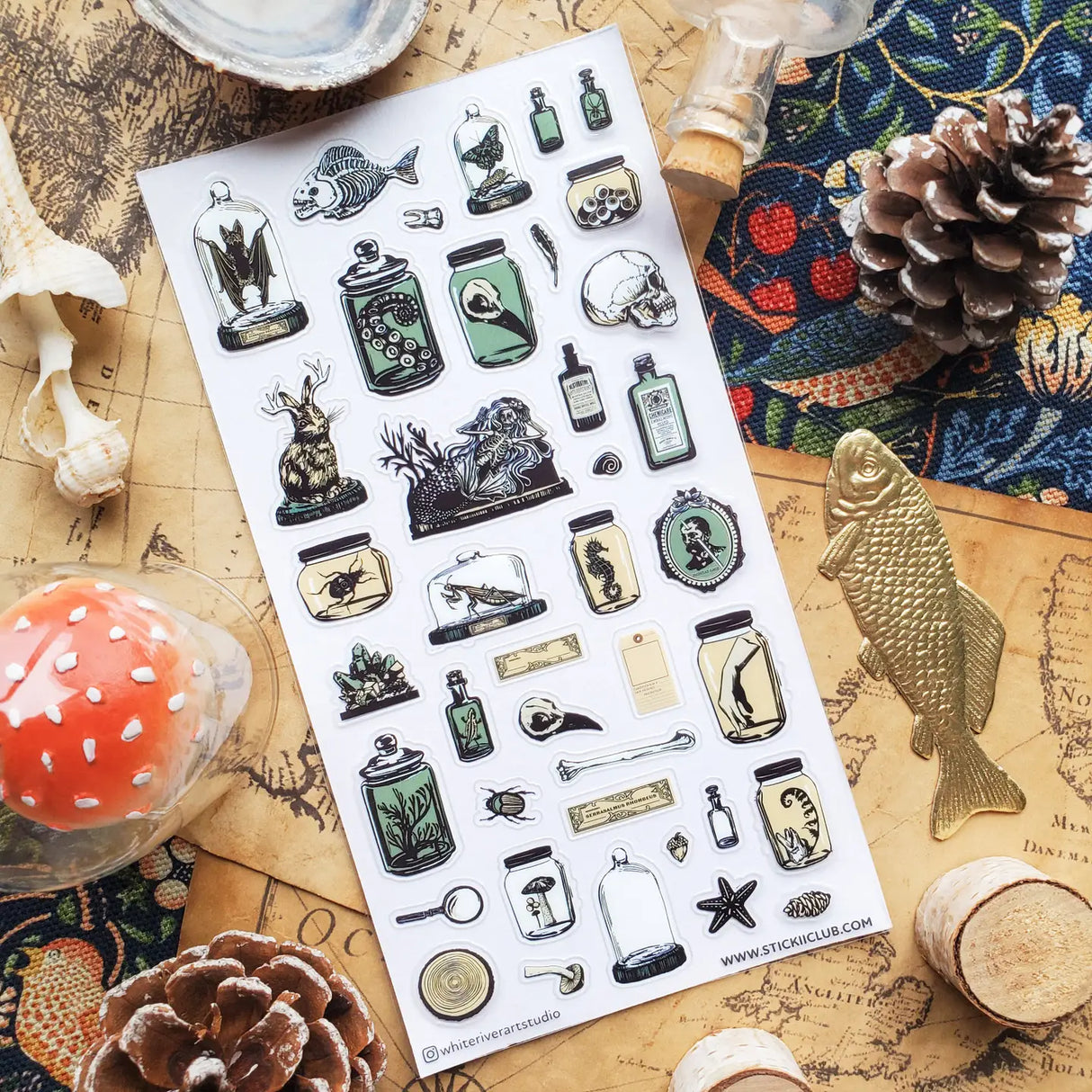 🦴 Step into a shadowy collector’s study with @whiteriverartstudio’s beautifully eerie sheet, filled with preserved specimens, glass jars, bones, skulls, sea creatures, botanicals, and curious little relics. With its antique museum feel and moody natural history details, this sheet is perfect for anyone drawn to the strange, the beautiful, and the wonderfully mysterious.
