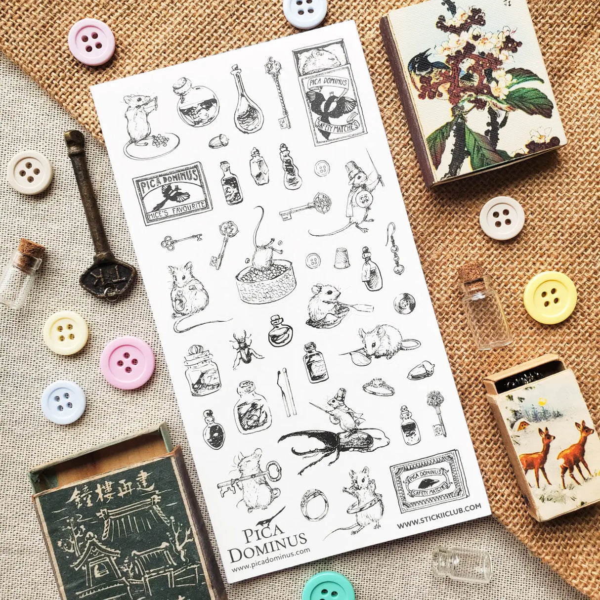 🐭🗝️ For this curious little mouse by @picadominus, collecting is pure magic, tiny treasures are simply too special to pass up! From buttons to little keys, each piece is cherished, no matter how small. Whether sailing in a seashell boat or curling up in a matchbox to dream, this delightful sheet is sure to find a special place in your own collection.