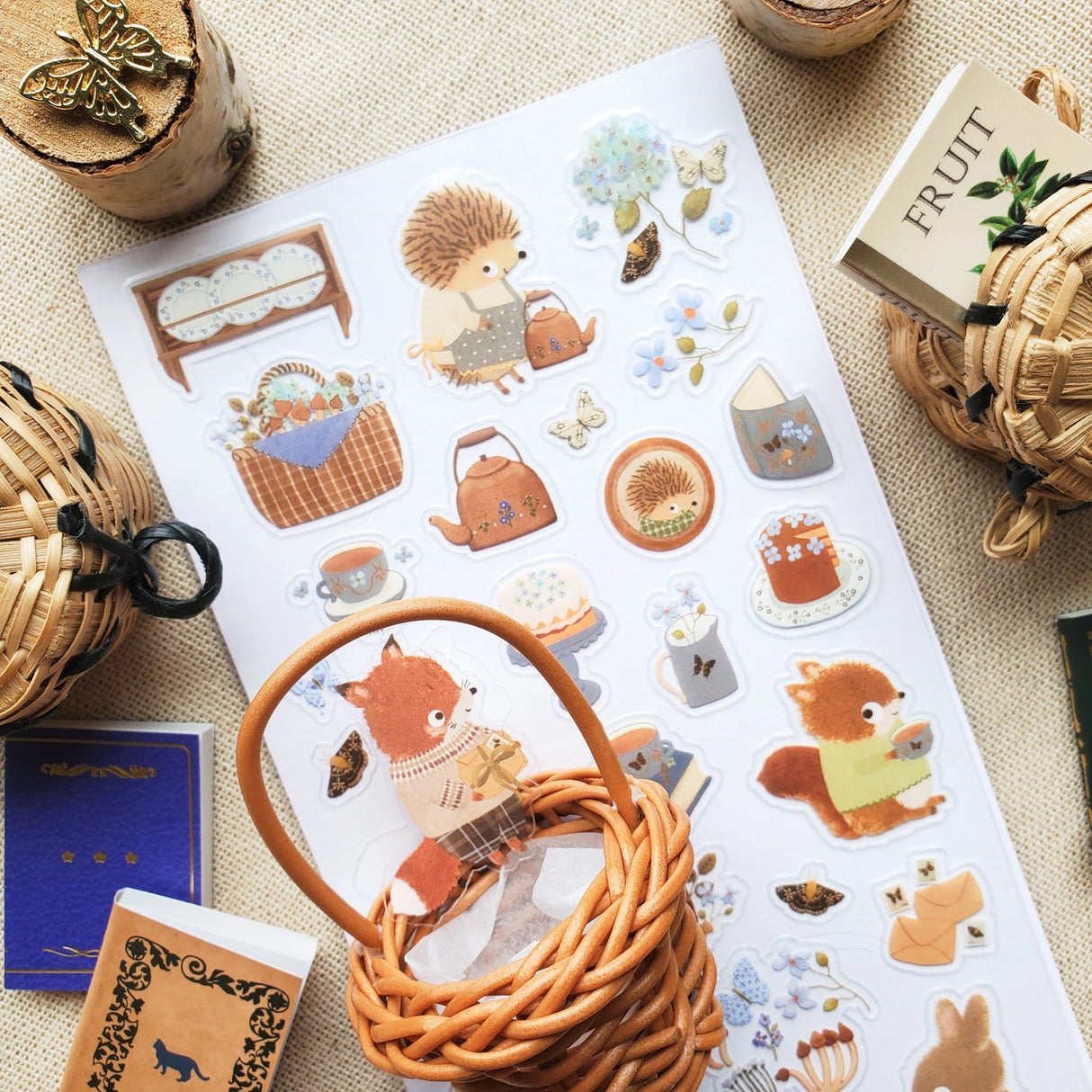 🦔🍰 Step into @nettleandtwig’s storybook woodland where hedgehogs host tea parties, foxes bear gifts, and the scent of wildflowers lingers in the air. With beautiful butterflies, cozy cups, and charming forest friends, enjoy the quiet magic of a lovely countryside afternoon.
