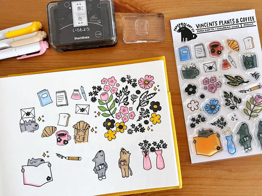 Clear stamp "Vincent's Plants & Coffee" was created in collaboration with Paper Plant Co. This stamp set can be enjoyed in a variety of ways, such as stamping the mascot characters Vincent and Coffee Cat to hold notebooks, coffee, bread, etc., or making a colorful flower bag ground.