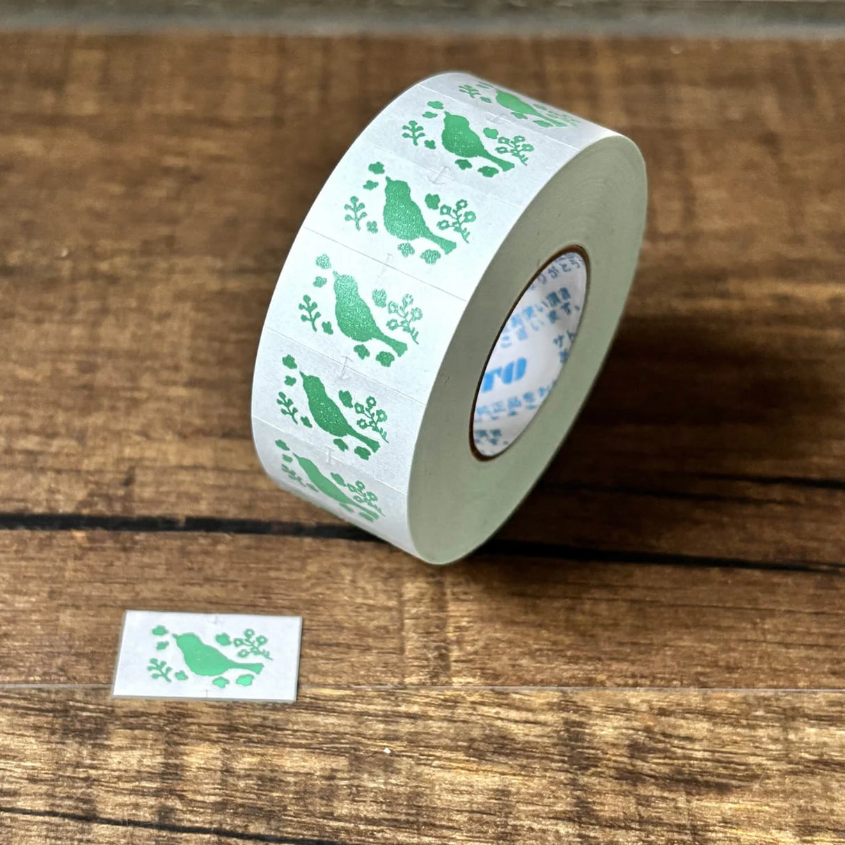 This is Seitousha's new labeler roll seal.
About 1,000 sheets are included, and the lightly adhesive stickers can be written with a pen, so they can also be used as sticky notes.
✨ Product Features
Perfect for decorating planners, journals, cards, gifts, and scrapbooks
Aprox. 1,000 stickers