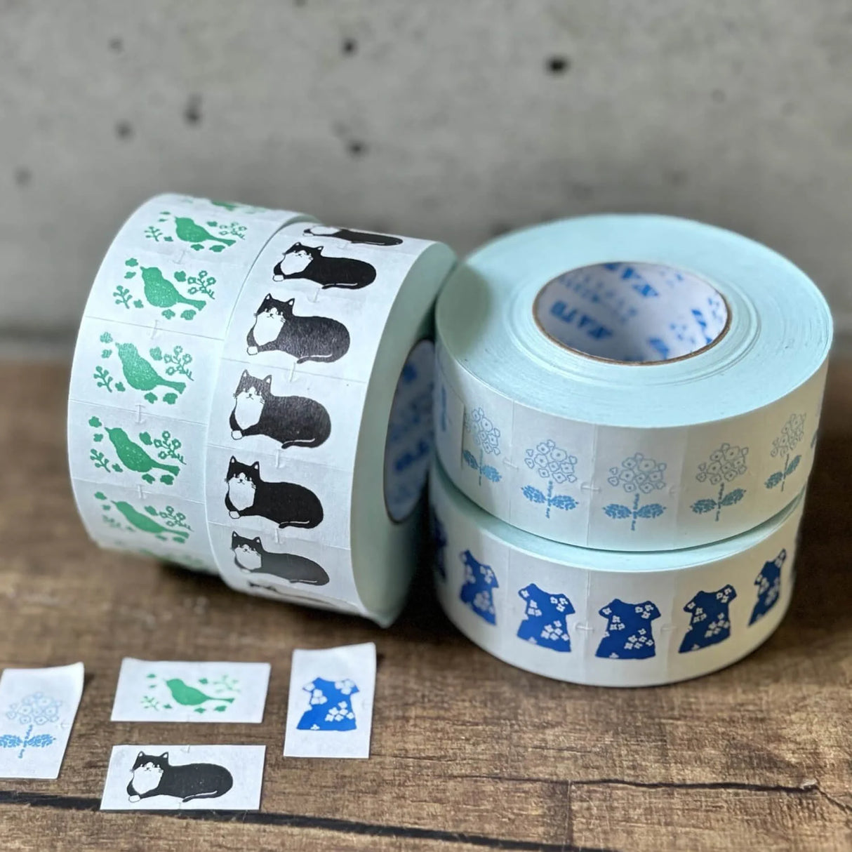 This is Seitousha's new labeler roll seal.
About 1,000 sheets are included, and the lightly adhesive stickers can be written with a pen, so they can also be used as sticky notes.
✨ Product Features
Perfect for decorating planners, journals, cards, gifts, and scrapbooks
Aprox. 1,000 stickers