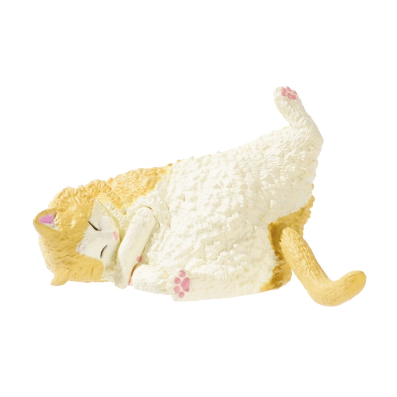 As part of the new "SLEEPY CAT" series This collection features cats in their relaxed and sleepy poses, capturing the tranquil moments of their everyday lives. These adorable figures are so charming you'll want to display and admire them all together! Approximately 7.2cm wide.
Lineup (6 Variants):
Tuxedo Cat
American Shorthair
Black Cat
Scottish Fold
Persian Cat