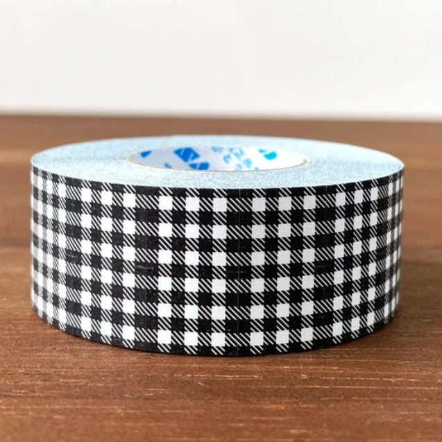 Stamp Marche Gingham Label Sticker Roll - Black
Label stickers with Stamp Marche original designs. These are stickers originally for price tag applicators,now featuring a gingham check pattern! They can also be used to seal letters and envelopes, or as decorative materials for your planner. Fold them in half to use as index stickers or write or stamp them. Each pack contains 1,000 stickers with the same design, making them ideal for daily use or sharing.
Product Size: Approx. 55 x 21.6 mm in dia