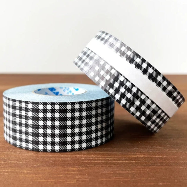 Stamp Marche Gingham Label Sticker Roll - Black
Label stickers with Stamp Marche original designs. These are stickers originally for price tag applicators,now featuring a gingham check pattern! They can also be used to seal letters and envelopes, or as decorative materials for your planner. Fold them in half to use as index stickers or write or stamp them. Each pack contains 1,000 stickers with the same design, making them ideal for daily use or sharing.
Product Size: Approx. 55 x 21.6 mm in dia