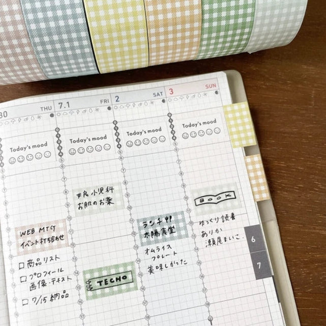 Stamp Marche Gingham Label Sticker Roll - Dusty Blue
Label stickers with Stamp Marche original designs. These are stickers originally for price tag applicators,now featuring a gingham check pattern! They can also be used to seal letters and envelopes, or as decorative materials for your planner. Fold them in half to use as index stickers or write or stamp them. Each pack contains 1,000 stickers with the same design, making them ideal for daily use or sharing.
Product Size: Approx. 55 x 21.6 mm i