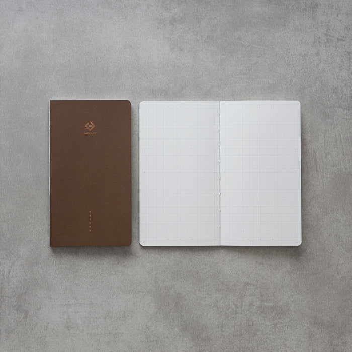 The new designed SMART GRIDS and the horizontal and vertical anchor points for dividing the page into three or four equal parts show clear formats at one glance
The unique structure design, including a proper width for users to hold with one hand and the thick back cover, allows users to write while moving or standing
Uses 4mm grids as the core format; single grids are suitable for English or Japanese, and double grids for Chinese characters
Utilize the 2mm mini-grids to align and draw formats