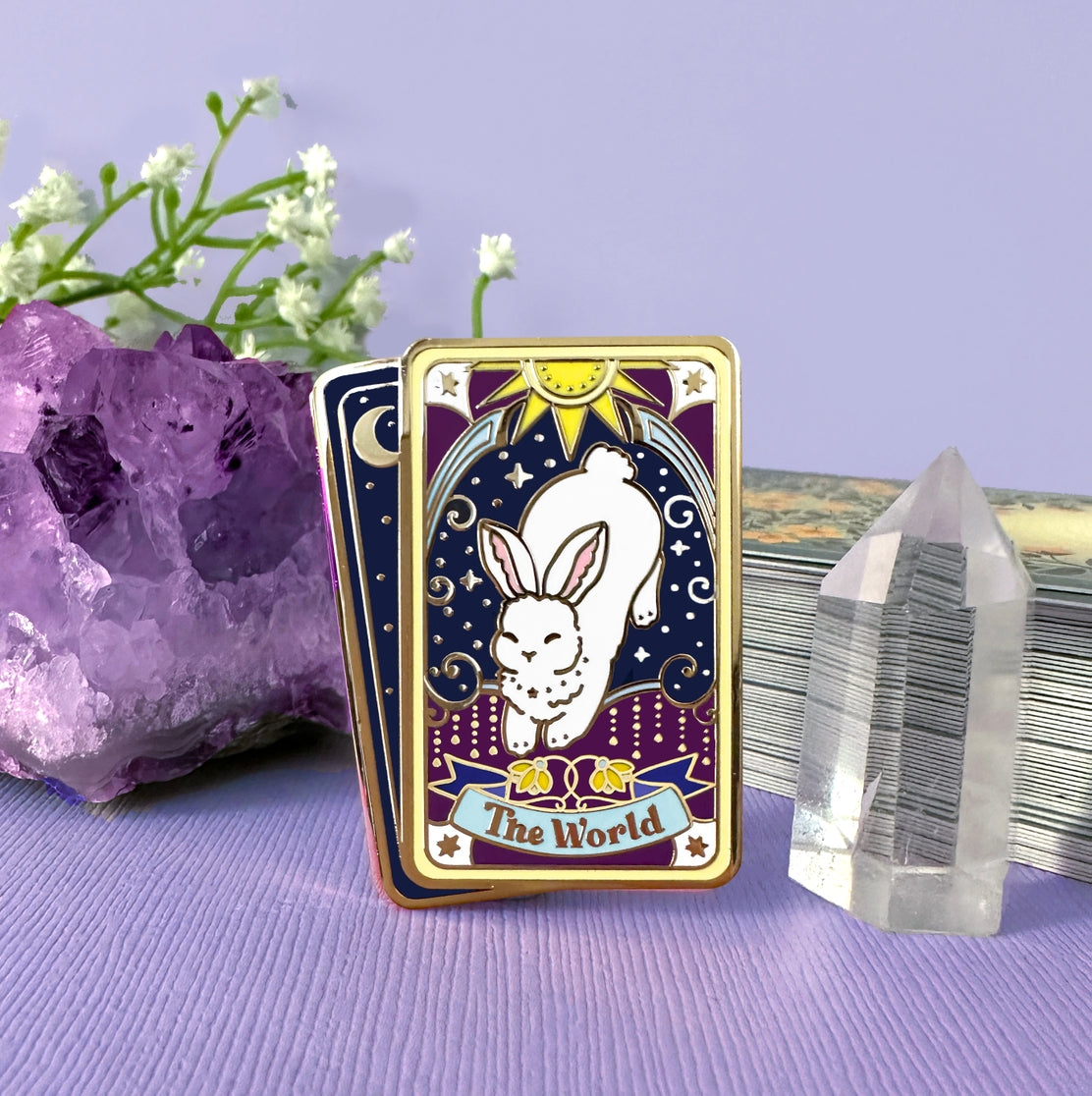 Pin de esmalte de conejo con carta del tarot