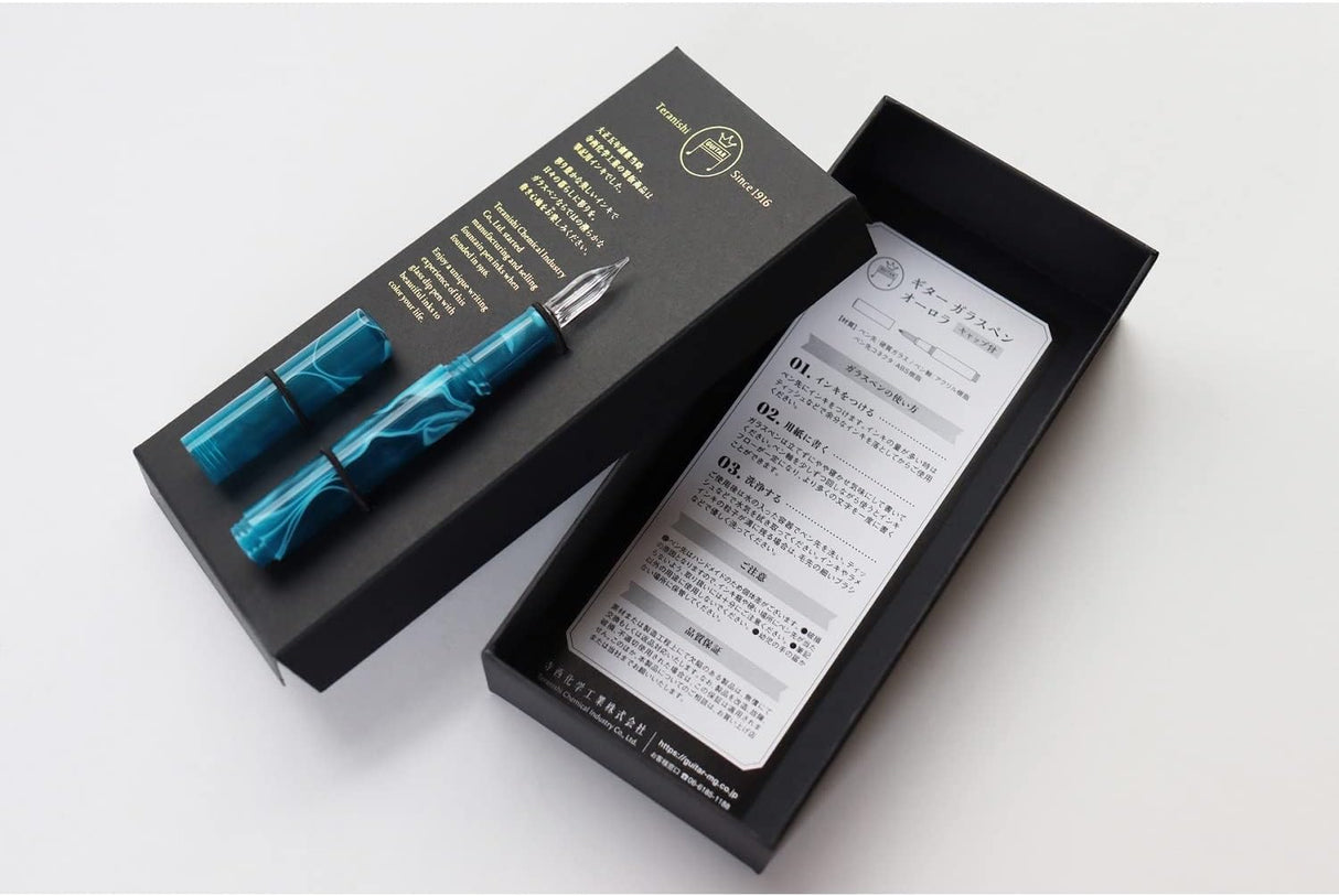 A mysterious coloring reminiscent of the beautiful hues of a sunset and an impressive glass pen with a striking pattern. A new color is now available in the Aurora series, which is easy to carry with a cap that protects the nib!