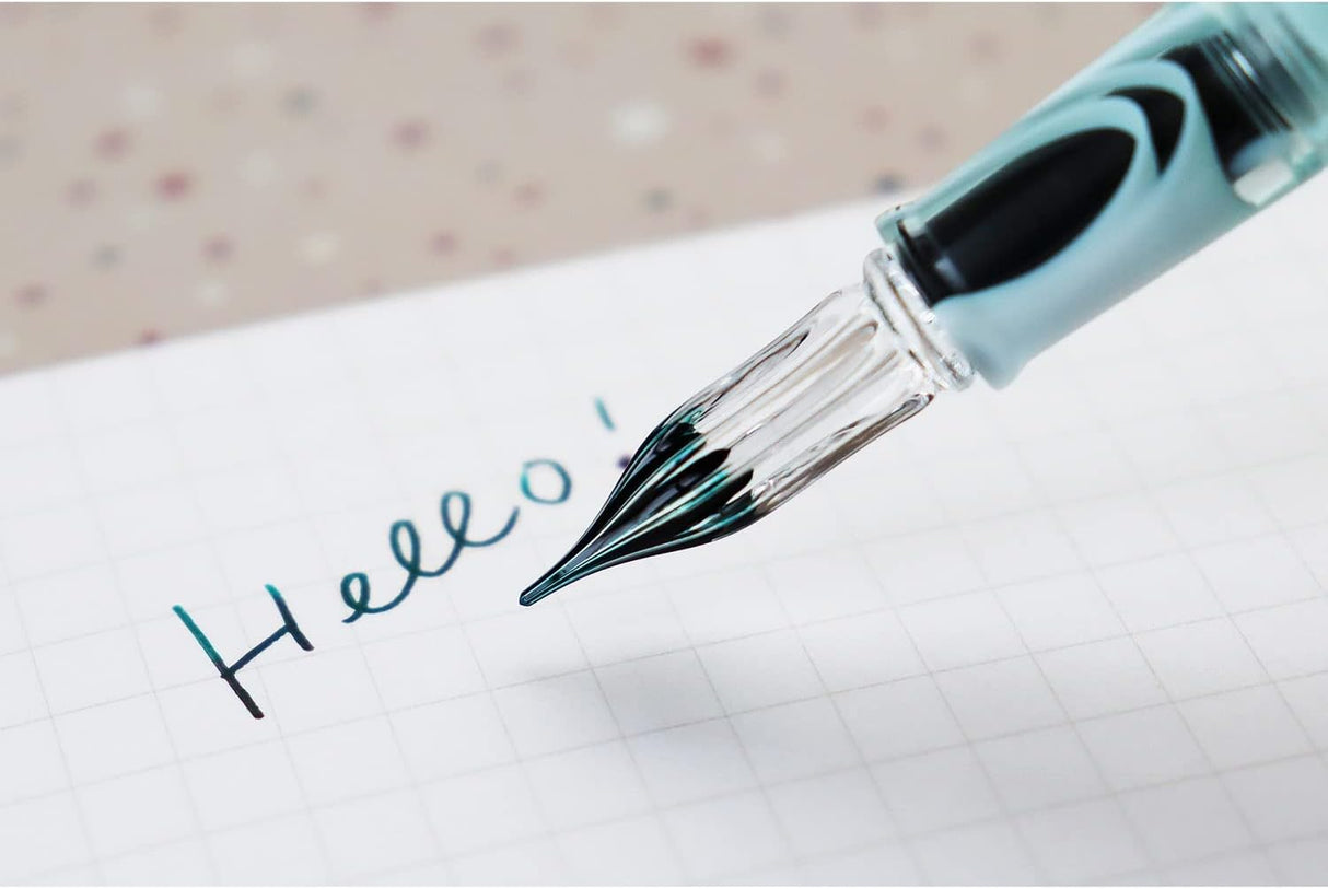 A mysterious coloring reminiscent of the beautiful hues of a sunset and an impressive glass pen with a striking pattern. A new color is now available in the Aurora series, which is easy to carry with a cap that protects the nib!