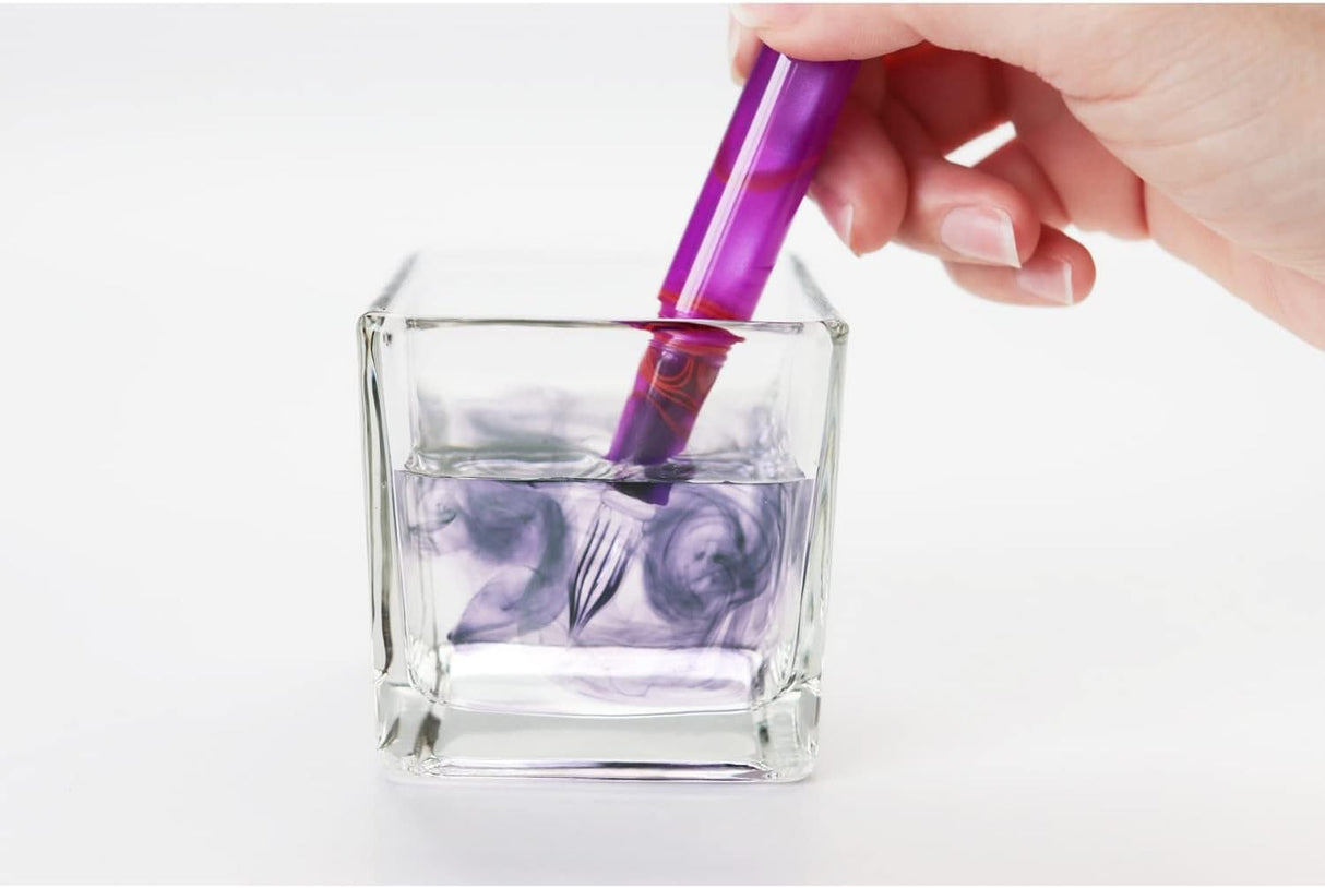 A mysterious coloring reminiscent of the beautiful hues of a sunset and an impressive glass pen with a striking pattern. A new color is now available in the Aurora series, which is easy to carry with a cap that protects the nib!