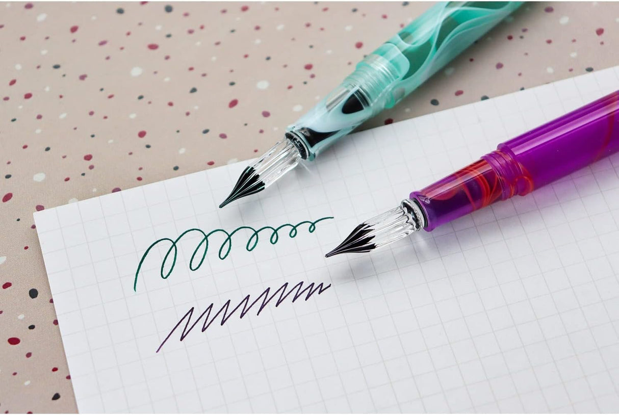 A mysterious coloring reminiscent of the beautiful hues of a sunset and an impressive glass pen with a striking pattern. A new color is now available in the Aurora series, which is easy to carry with a cap that protects the nib!