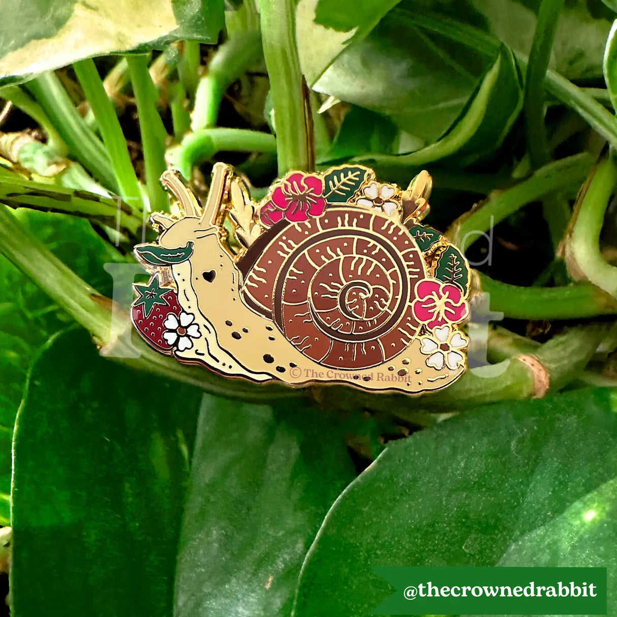 Celebrate your love for snails!
✦ Hard enamel
✦ Shiny gold metal
✦ Screen-printed details
✦ 1.25 inches
✦ 2 Posts for extra security
✦ Rubber backings
Comes packaged on a backing card! 