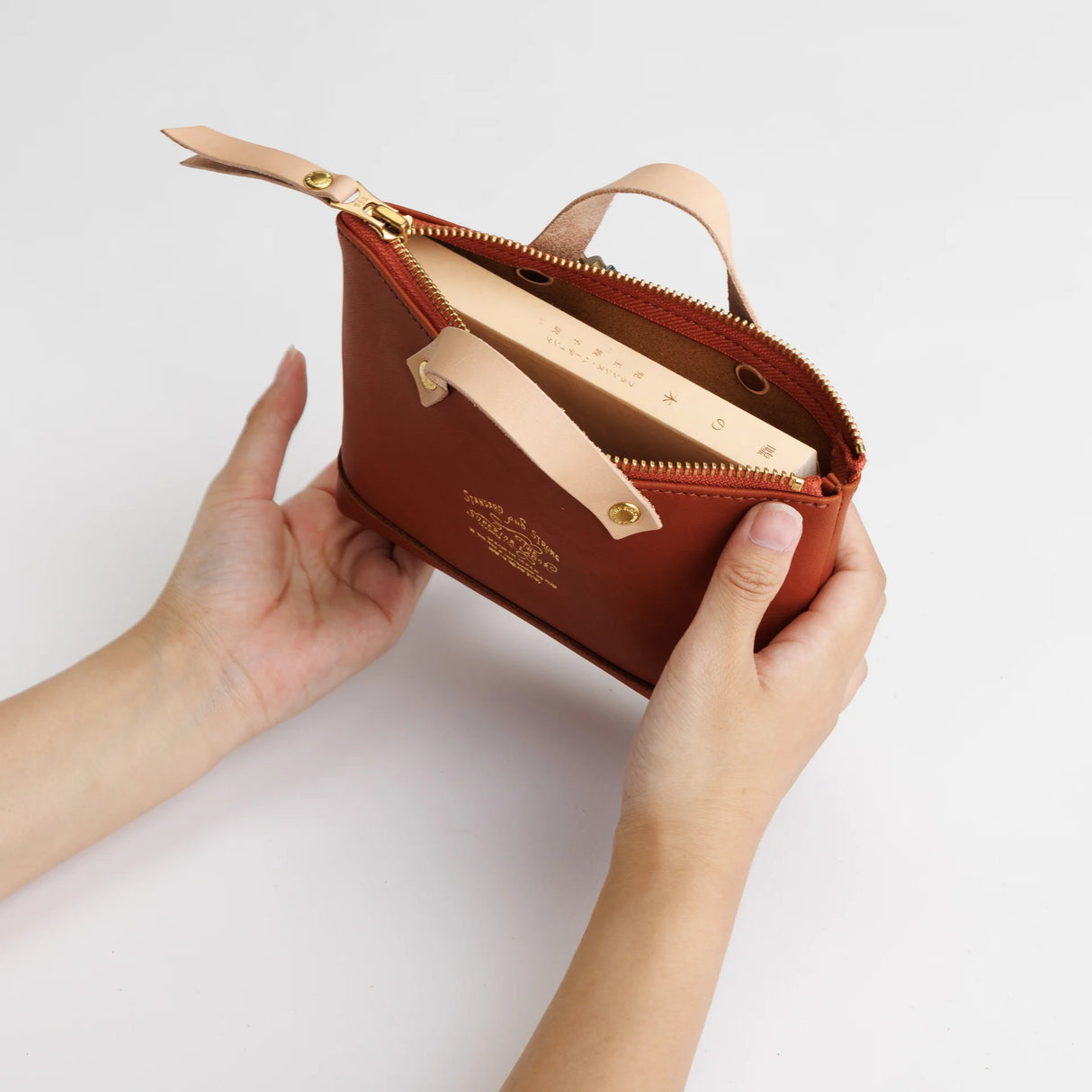 We made a miniature version of our engineer bag as a key case,and somehow, this one turned out a little bigger.
Still, the plump, playful leather pouch is fun to carry and somehow even looks delicious.
It’s sized to fit a paperback or an A6 notebook.
Size: W19.5×H12.5×D4.5cm
About the Leather – Japanese Glove Leather
Made from durable and supple Japanese glove leather, known for its lightness and strength.
Originally used for baseball gloves, this leather is highly resistant to friction and becomes sof