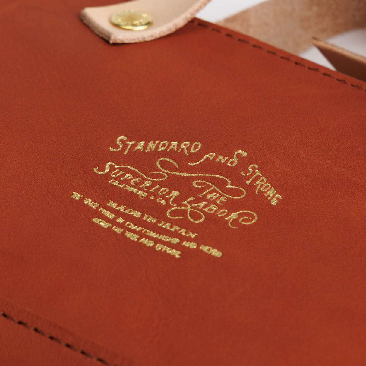 We made a miniature version of our engineer bag as a key case,and somehow, this one turned out a little bigger.
Still, the plump, playful leather pouch is fun to carry and somehow even looks delicious.
It’s sized to fit a paperback or an A6 notebook.
Size: W19.5×H12.5×D4.5cm
About the Leather – Japanese Glove Leather
Made from durable and supple Japanese glove leather, known for its lightness and strength.
Originally used for baseball gloves, this leather is highly resistant to friction and becomes sof