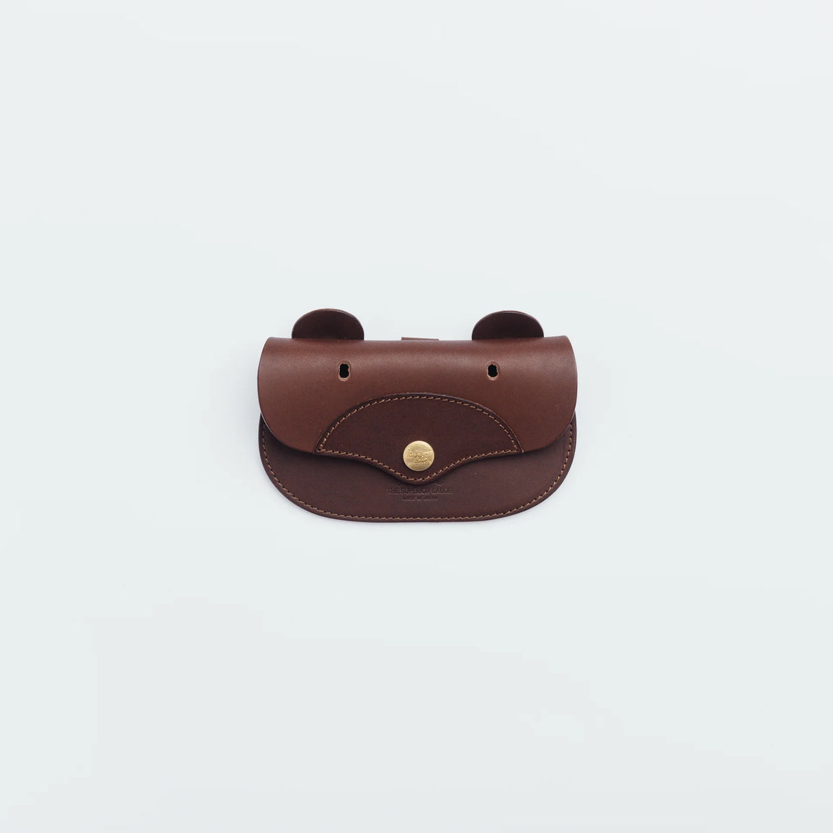 A wallet with a bear motif.
It is durable and can be used for many years, and the design is cute and makes a nice accent.
Size: W15.5×H10.5cm
About the Leather – Japanese Glove Leather
Made from durable and supple Japanese glove leather, known for its lightness and strength.
Originally used for baseball gloves, this leather is highly resistant to friction and becomes softer and more comfortable over time.
Its rich color comes from the deep-dyeing process, in which dye penetrates all the way to the core