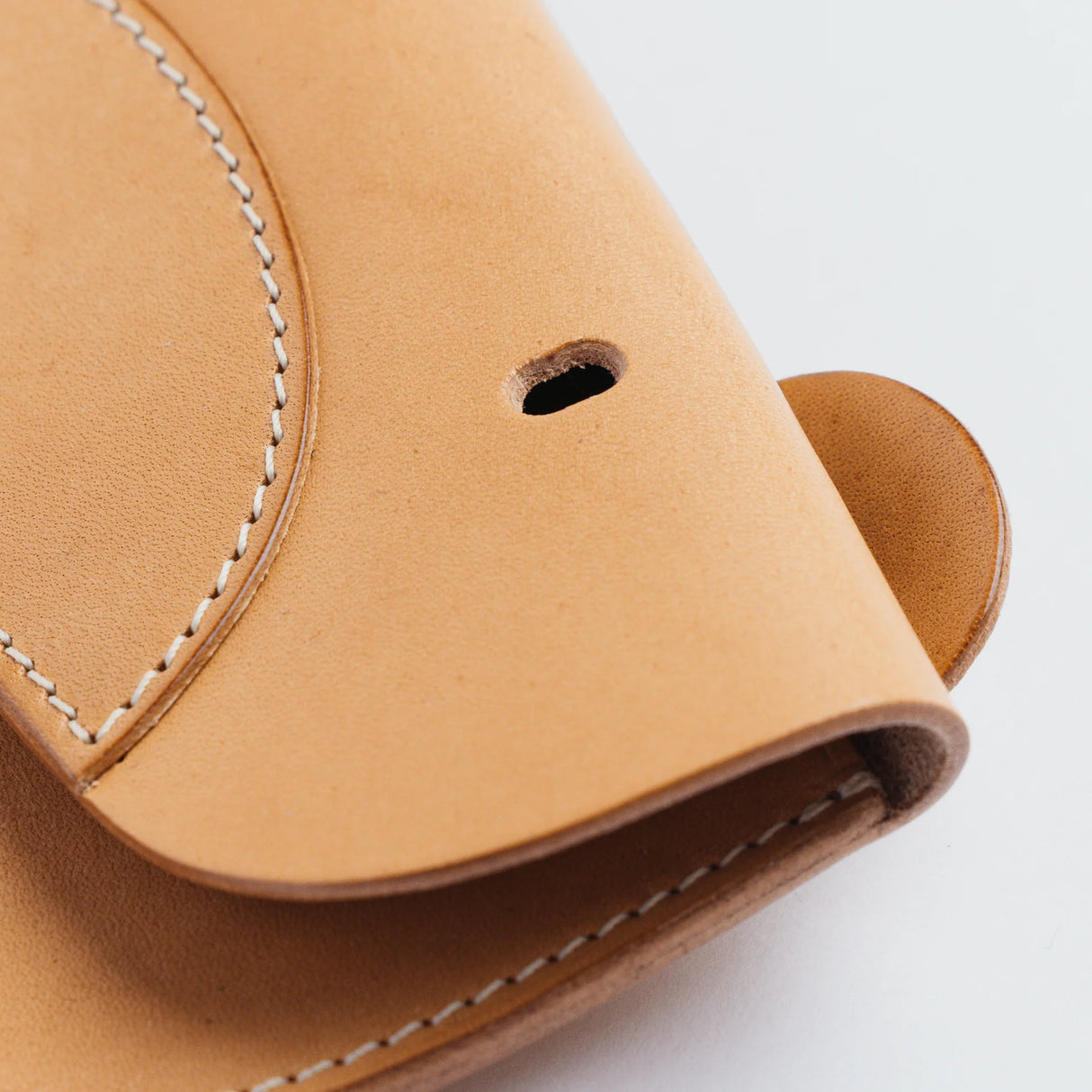 A wallet with a bear motif.
It is durable and can be used for many years, and the design is cute and makes a nice accent.
Size: W15.5×H10.5cm
About the Leather – Japanese Glove Leather
Made from durable and supple Japanese glove leather, known for its lightness and strength.
Originally used for baseball gloves, this leather is highly resistant to friction and becomes softer and more comfortable over time.
Its rich color comes from the deep-dyeing process, in which dye penetrates all the way to the core