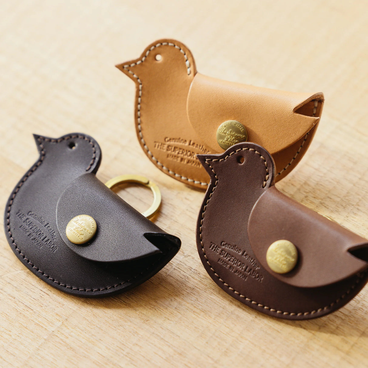 The SUPERIOR LABOR Bird Coin Case
A coin purse with a bird motif.
It is small enough to carry in your pocket when you are out and about. Compact and sturdy, it can be used for many years and has a cute design that adds a nice accent to its appearance.
Size: W11×H6.5cm