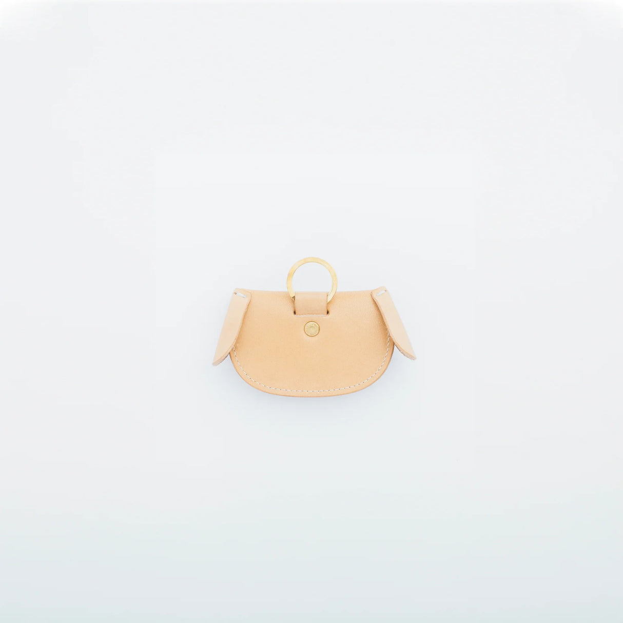 A coin purse with a dog motif.
It is small enough to carry in your pocket when you are out and about. Compact and sturdy, it can be used for many years, and the design is cute and makes a nice accent.