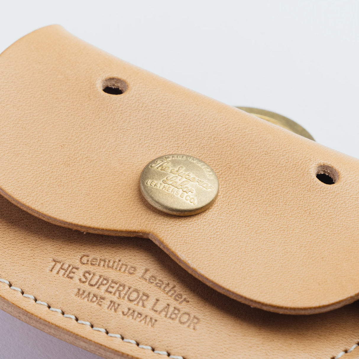 A coin purse with a dog motif.
It is small enough to carry in your pocket when you are out and about. Compact and sturdy, it can be used for many years, and the design is cute and makes a nice accent.