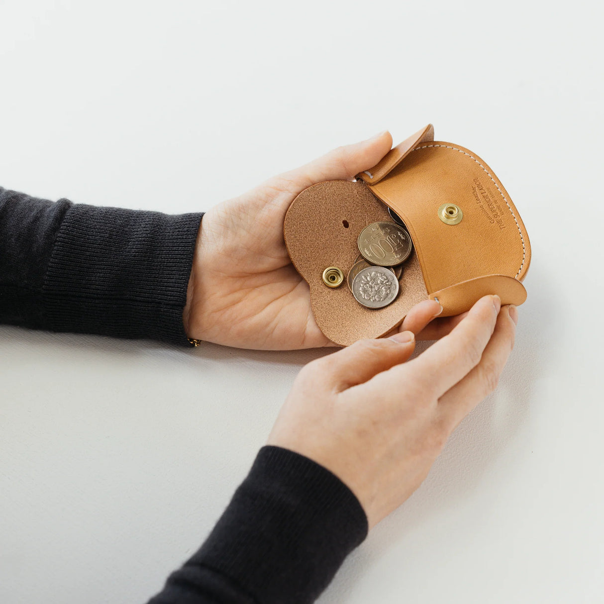 A coin purse with a dog motif.
It is small enough to carry in your pocket when you are out and about. Compact and sturdy, it can be used for many years, and the design is cute and makes a nice accent.