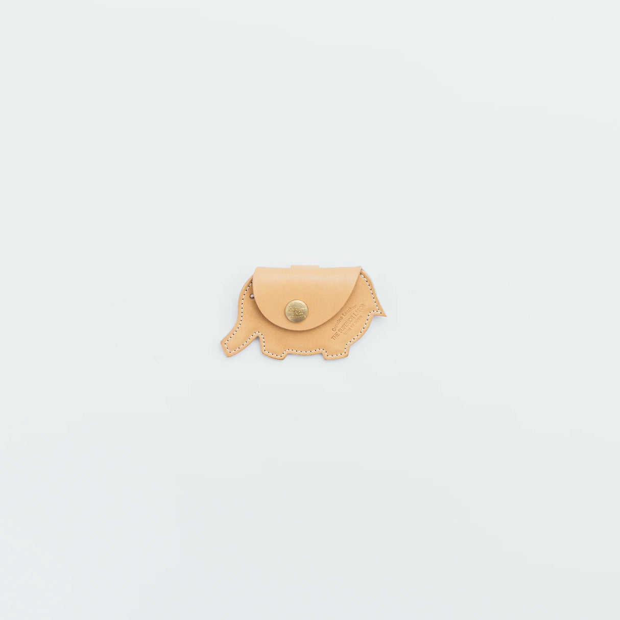 A coin purse with a elephant motif.
It is small enough to carry in your pocket when you are out and about. Compact and sturdy, it can be used for many years, and the design is cute and makes a nice accent.