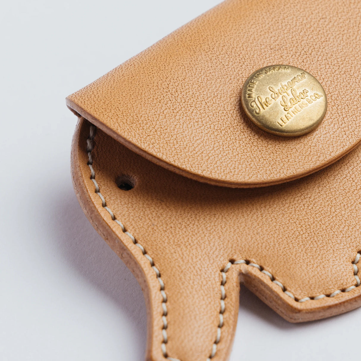 A coin purse with a elephant motif.
It is small enough to carry in your pocket when you are out and about. Compact and sturdy, it can be used for many years, and the design is cute and makes a nice accent.