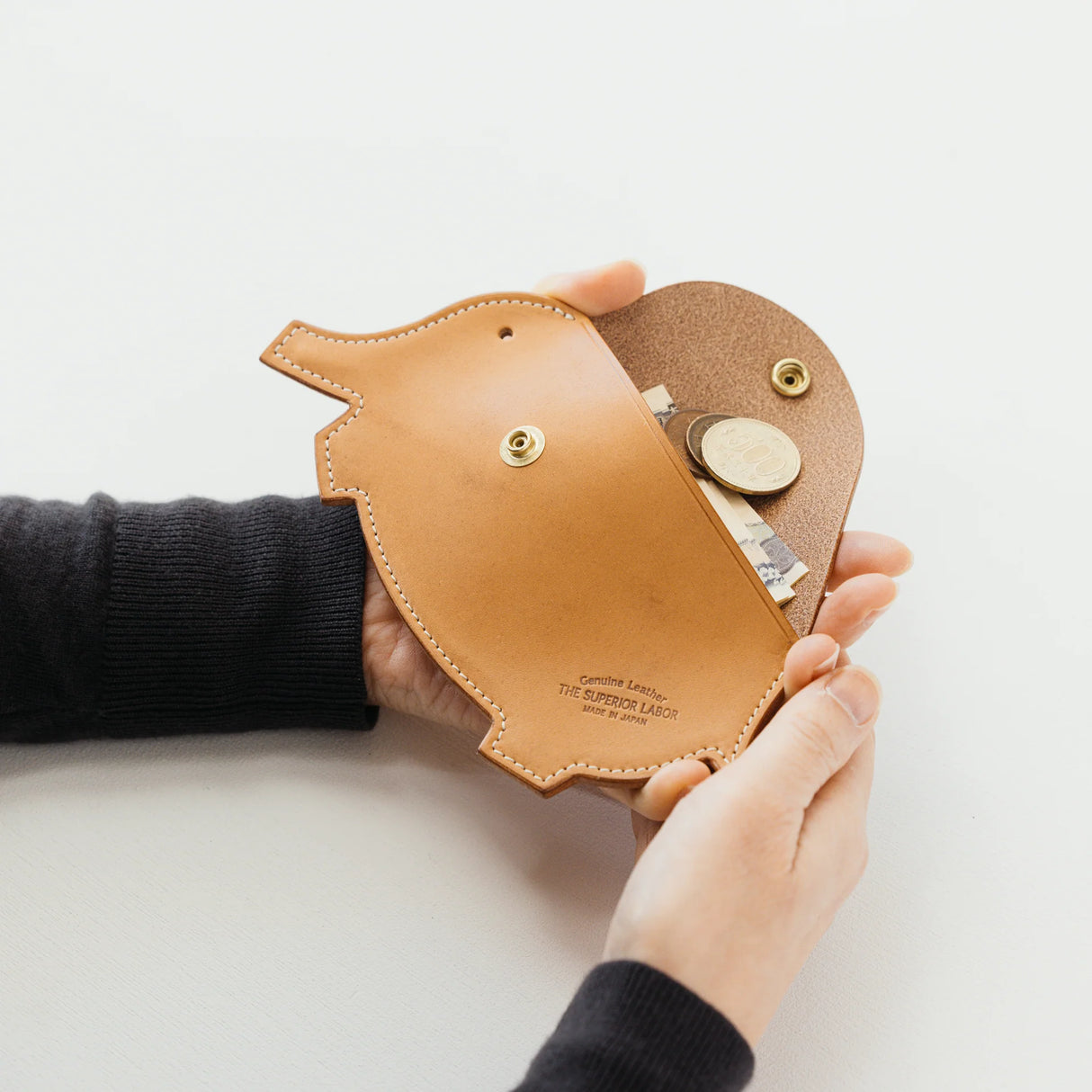 A wallet with a elephant motif.
It is durable and can be used for many years, and the design is cute and makes a nice accent.
Size: W17×H12.5cm
Leather Products
We use natural leather. While we avoid pieces with damage that could cause tearing, natural marks, wrinkles, and other characteristics are part of the leather’s charm and may be present on the product. Even within the same type of leather, color, thickness, and texture may vary.
Please be careful to avoid stains or color transfer from water exposu