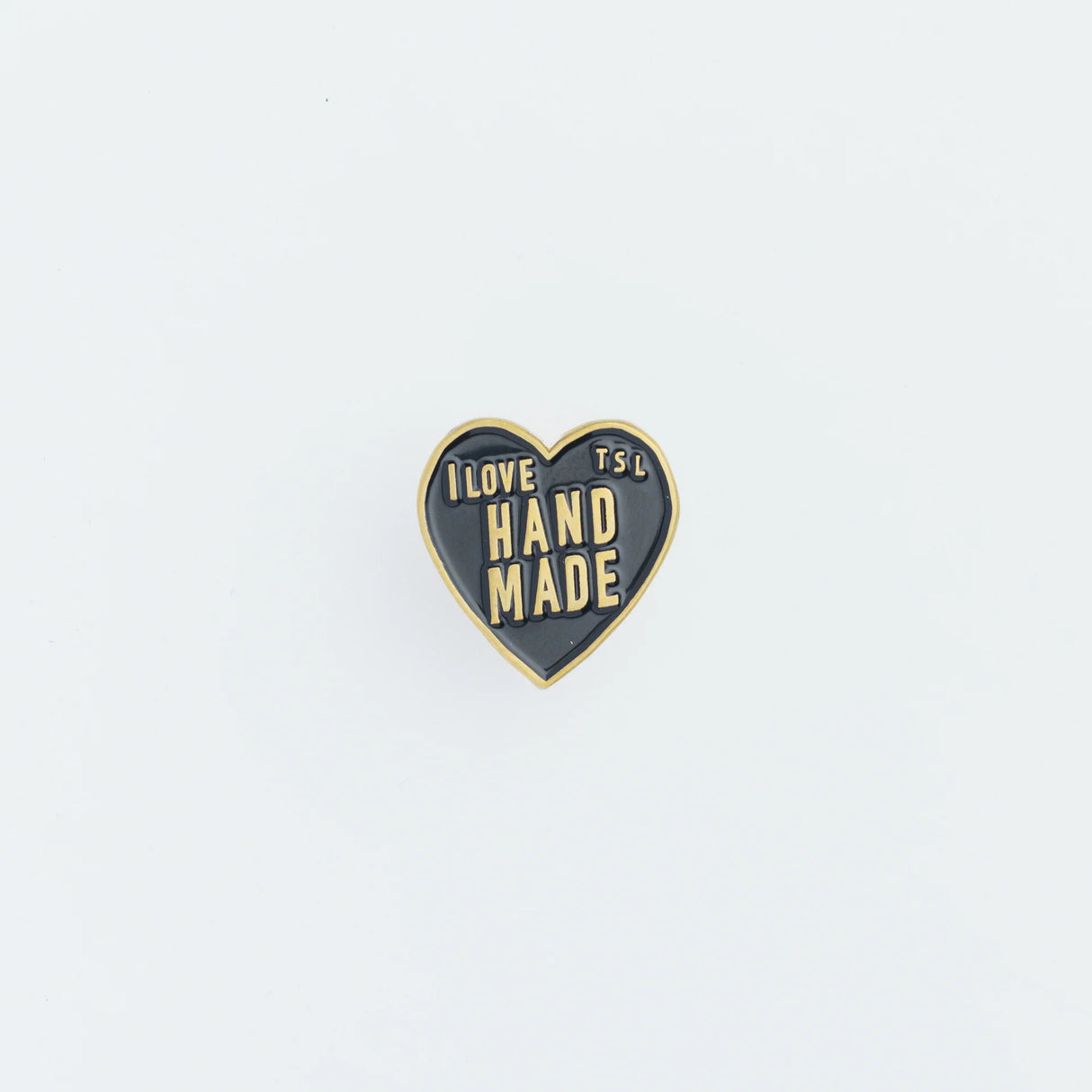 The popular "I love HANDMADE" design, well-known from our patches, is now available as a colorful pin!
It comes in 10 colors, matched to the paint colors of our engineer bags.
The metal parts are made from solid, unplated brass.
As you use it, the brass will develop a natural patina over time—enjoy the changing character that comes with age.
Color: The color you see on your screen may differ from the actual product.
Brass Products
Due to the nature of brass, some areas may appear slightly tarnished du