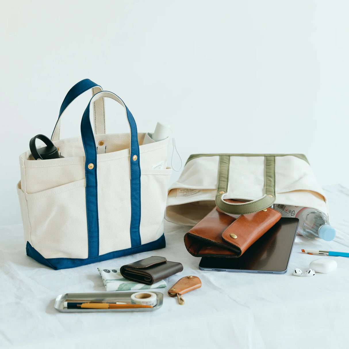 The SUPERIOR LABOR Mini Tote Bag
A simple, timeless canvas bag designed for everyday life.
Its compact size is just right for daily essentials, while the four outer pockets keep your glasses, keys, favorite pens, or notebook neatly organized.
They make it easy to stay tidy and add a touch of extra storage without changing the clean look of the bag.
Size: W37×H23.5×D12.5cm
Canvas Products
Painted areas may be affected by friction or water, which can cause color transfer. Please handle with care.