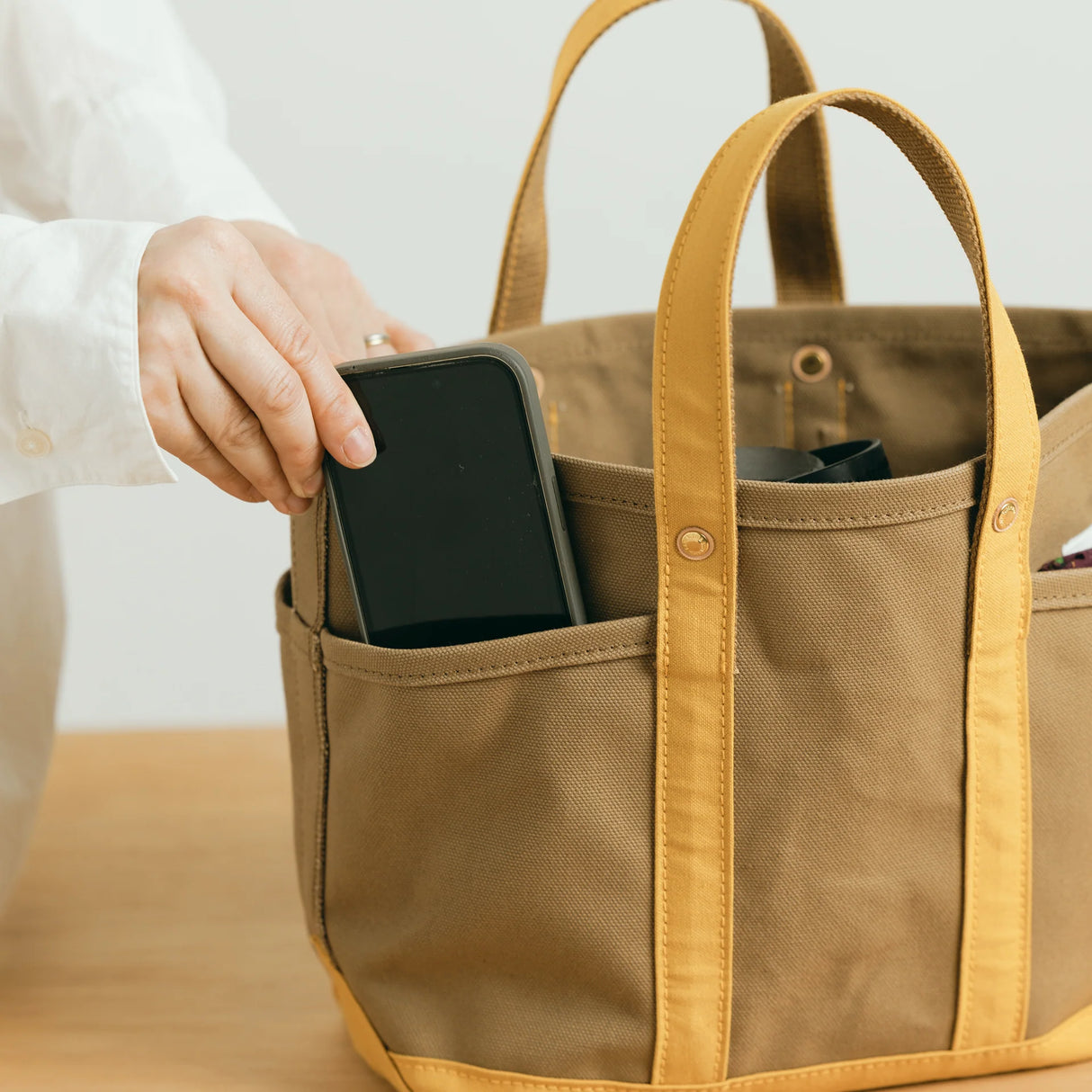 The SUPERIOR LABOR Mini Tote Bag
A simple, timeless canvas bag designed for everyday life.
Its compact size is just right for daily essentials, while the four outer pockets keep your glasses, keys, favorite pens, or notebook neatly organized.
They make it easy to stay tidy and add a touch of extra storage without changing the clean look of the bag.
Size: W37×H23.5×D12.5cm
Canvas Products
Painted areas may be affected by friction or water, which can cause color transfer. Please handle with care.