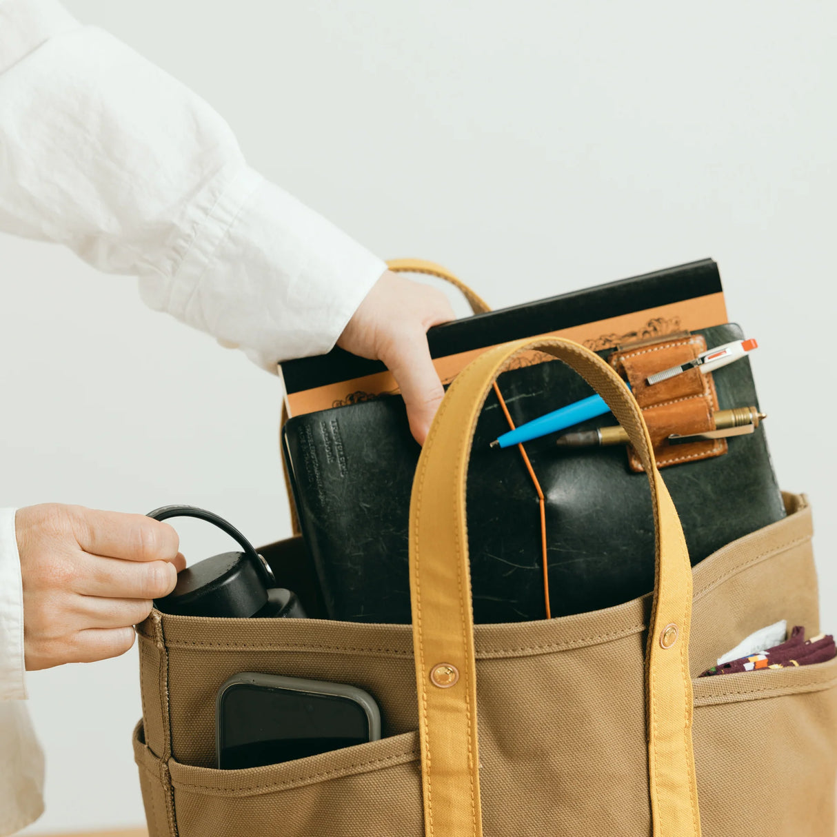 The SUPERIOR LABOR Mini Tote Bag
A simple, timeless canvas bag designed for everyday life.
Its compact size is just right for daily essentials, while the four outer pockets keep your glasses, keys, favorite pens, or notebook neatly organized.
They make it easy to stay tidy and add a touch of extra storage without changing the clean look of the bag.
Size: W37×H23.5×D12.5cm
Canvas Products
Painted areas may be affected by friction or water, which can cause color transfer. Please handle with care.