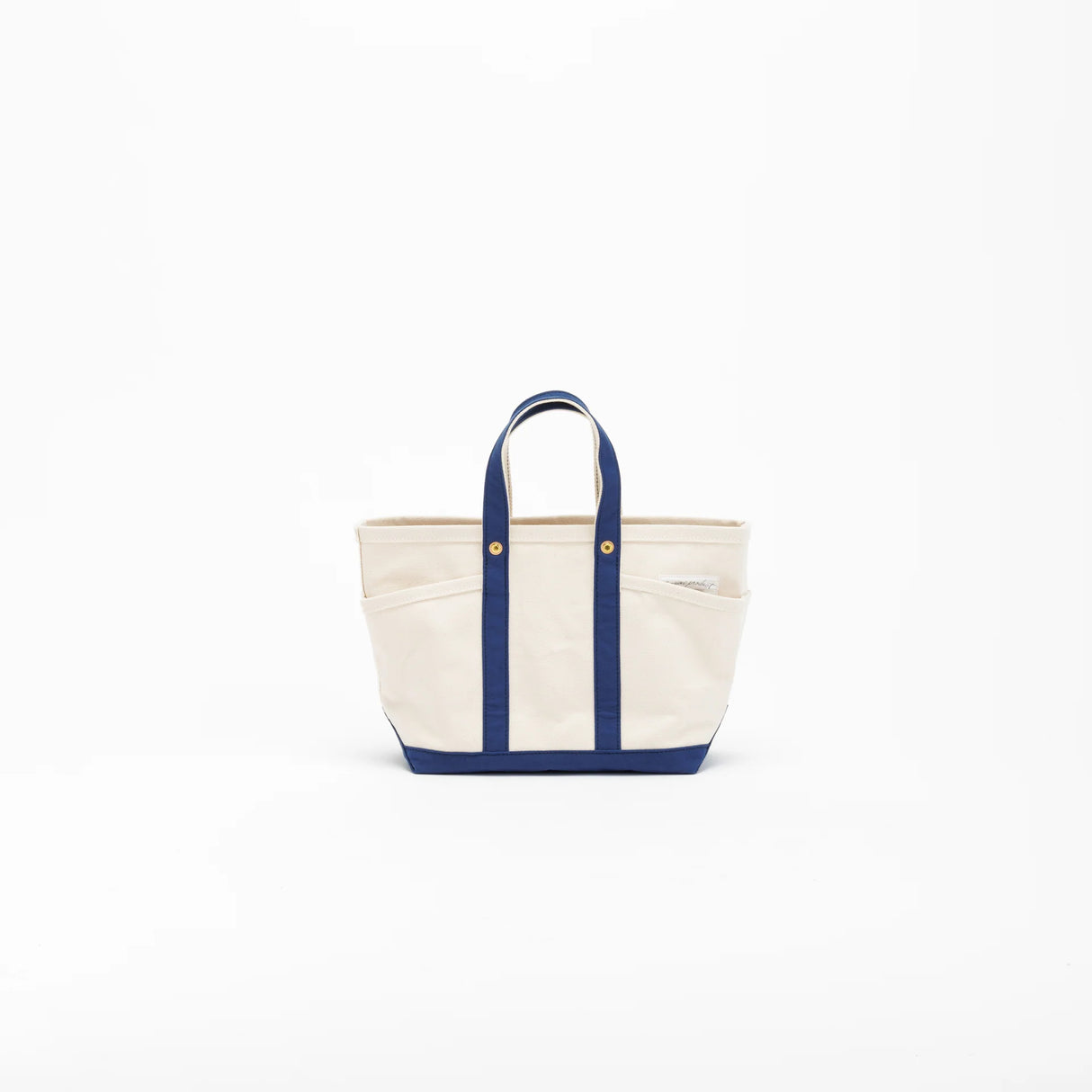 The SUPERIOR LABOR Mini Tote Bag
A simple, timeless canvas bag designed for everyday life.
Its compact size is just right for daily essentials, while the four outer pockets keep your glasses, keys, favorite pens, or notebook neatly organized.
They make it easy to stay tidy and add a touch of extra storage without changing the clean look of the bag.
Size: W37×H23.5×D12.5cm
Canvas Products
Painted areas may be affected by friction or water, which can cause color transfer. Please handle with care.