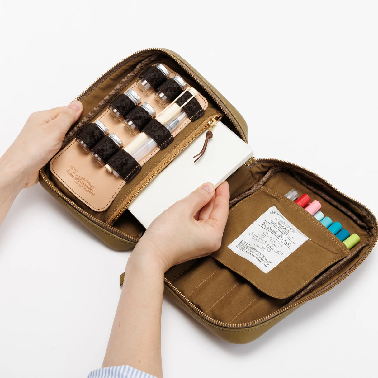 The SUPERIOR LABOR Painter's Leather Case
We created this leather case for those who love to draw —for artists who find joy in carrying their tools and capturing inspiration wherever it appears.
This case has two key features. The first is its ample storage capacity, designed to hold many long pens such as brush pens that are perfect for sketching and illustration. The second is a set of elastic bands made to fit small ink bottles, ideal for those who prefer using dip pens.(Compatible with glass