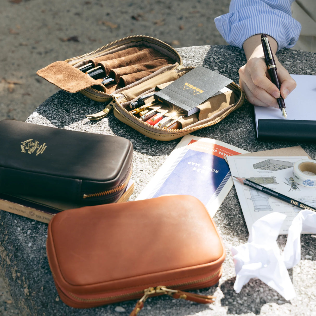 We crafted this leather case for those who love to write —for people who value the quiet moments spent with pen and paper.
Open it up, and on the right side, every surface that touches your precious pens is lined with soft suede, gently protecting them from scratches. On the left, two rows of pockets hold your memo pads, casual pens, or other writing companions, keeping everything neatly in place and ready whenever inspiration strikes.
Size: W13×H20×D4.5cm
About the Leather – Japanese Glove Leather