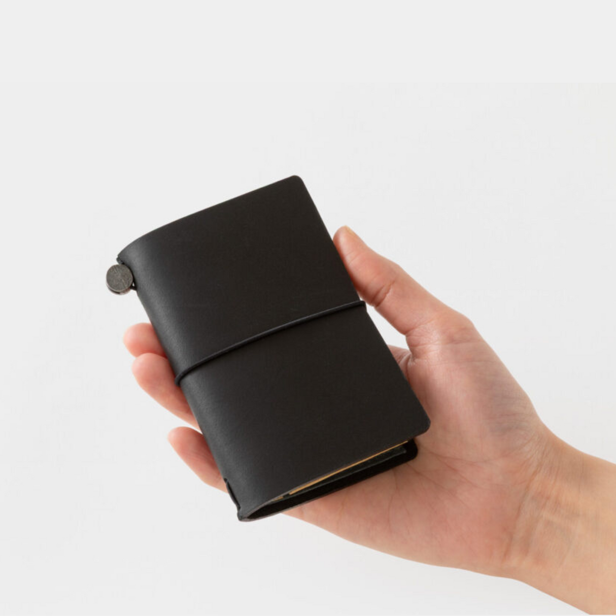 To commemorate this 20th anniversary, we’ve created a new size of TRAVELER’S notebook.
It is TRAVELER’S notebook Card Size. This TRAVELER’S notebook is always with you, even in your daily life. Whether it’s a sudden idea, information you learned or overheard, or something important you don’t want to forget— whenever and wherever you feel like writing, you can quickly grab the notebook and jot it down.
This set includes TRAVELER’S notebook Card Size, Refill Notebooks, Cotton Zipper Case, Kraft Paper Folder