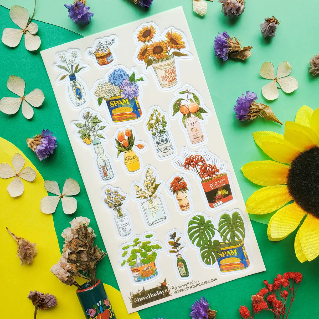 🌻🥫 @ohwelladays turns everyday containers into a little upcycled garden! From instant noodle cups blooming with sunflowers to SPAM tins overflowing with hydrangeas and monstera leaves, these recycled treasures are soup-er fun to stick anywhere! Who knew canned goods and convenience store drinks could make such unbe-leaf-ably cool planters?
Art by: @ohwelladays