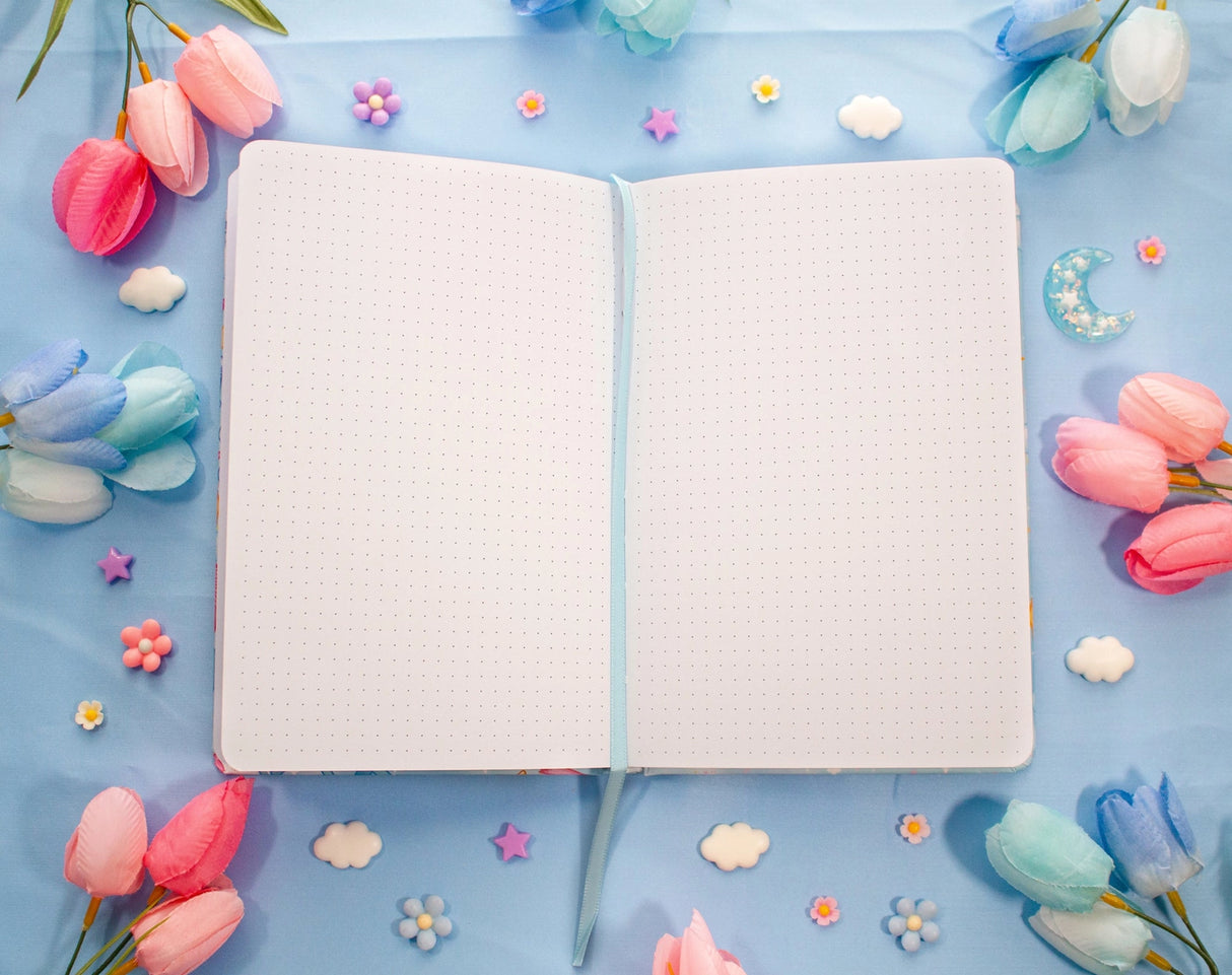 ✧Size & Materials✧
Size: A5 (approximately 5.8 x 8.3 inches)
Smooth hardcover, rounded corners
160 dot grid pages, 140 gsm
Includes ribbon bookmark, elastic band, and back pocket
