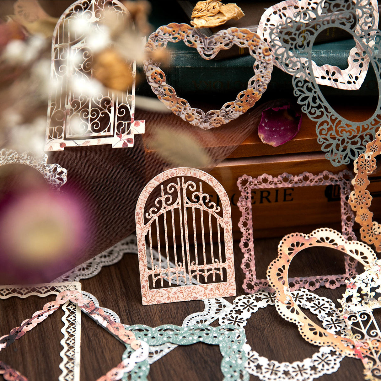 These hollowed lace ephemeras are great for various kinds of personal projects with its design being perfect for framing or decorating your pages! With 10 different designs in each pack, you can customize every page to your liking.
10 Piece Set
13.4x9.4x0.2 cm