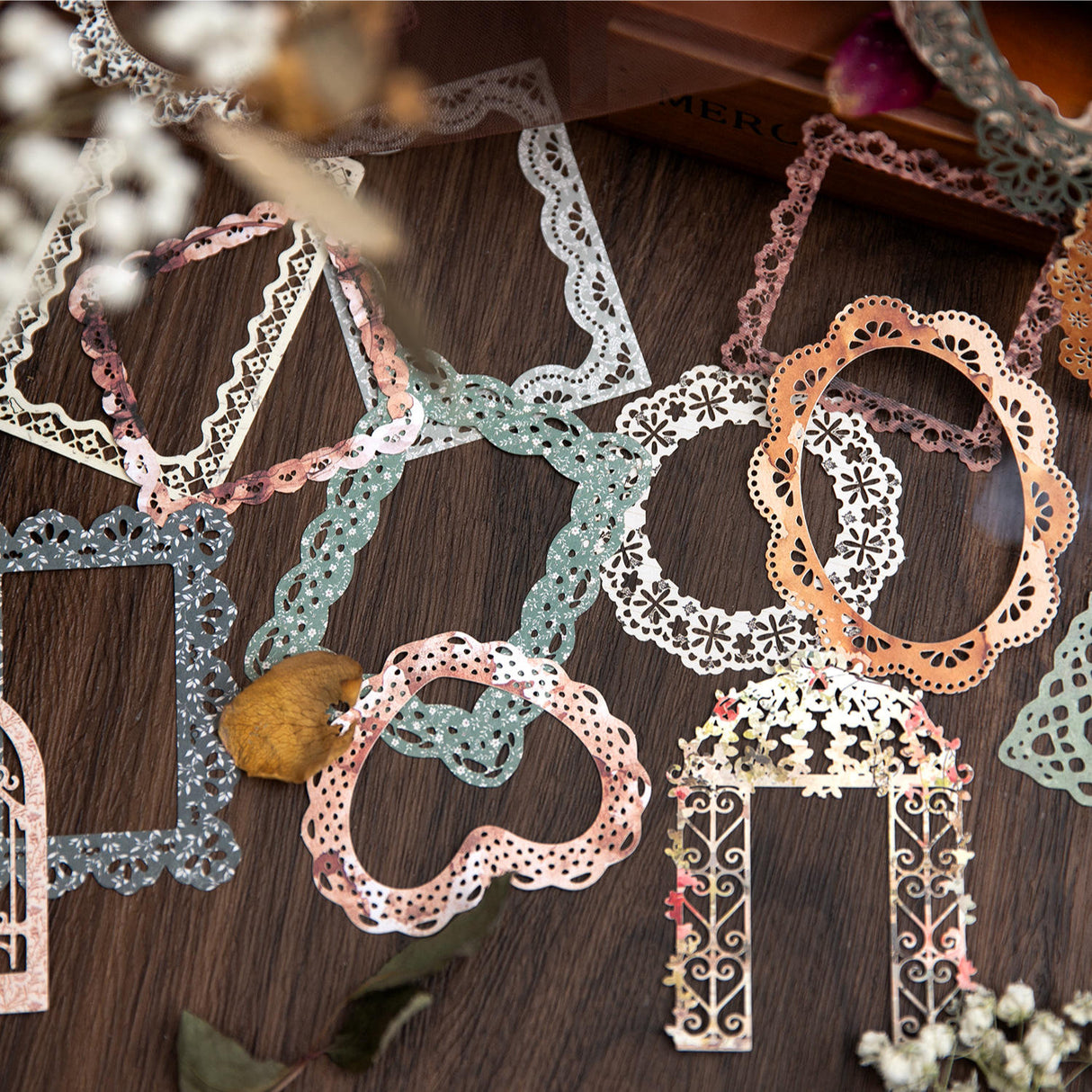 These hollowed lace ephemeras are great for various kinds of personal projects with its design being perfect for framing or decorating your pages! With 10 different designs in each pack, you can customize every page to your liking.
10 Piece Set
13.4x9.4x0.2 cm