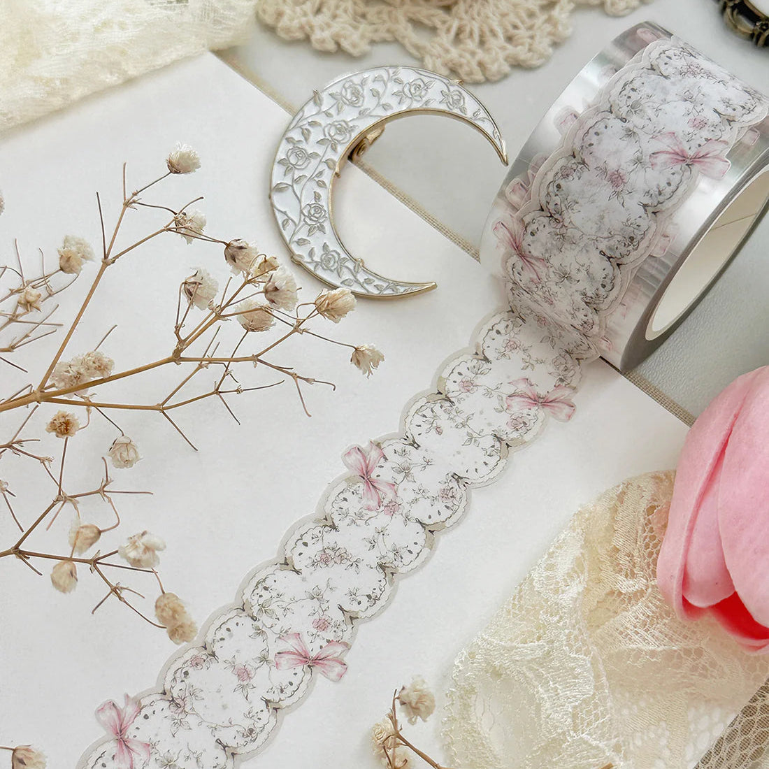 ♡ bows & lace die cut washi tape
♡ 27mm wide - die cut washi is very delicate, careful when unraveling!
♡ all washi is 10m long