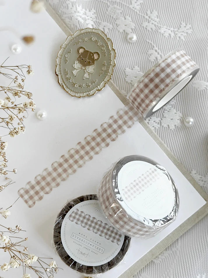 ♡ scalloped plaid die cut washi tape
♡ perfect for layering or adding a decorative touch to your journaling!
♡ 16mm wide - die cut washi is very delicate, careful when unraveling!
♡ all washi is 10m long