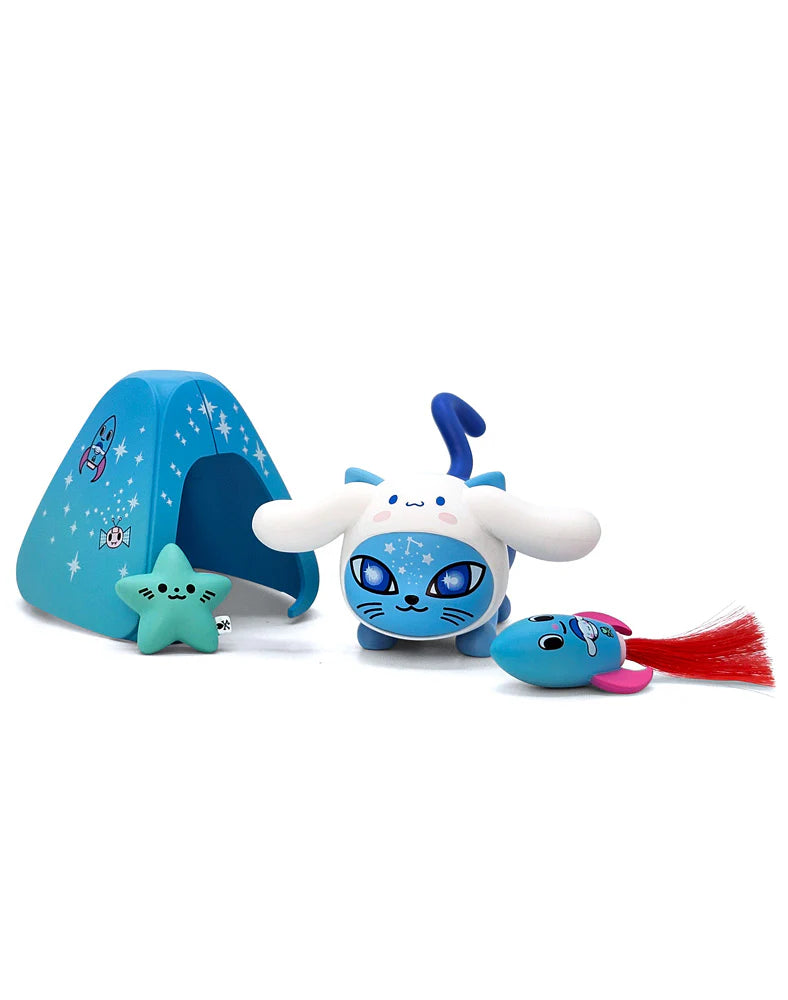 BLAST OFF into cuteness! Say hello to Galactic Cats x Hello Kitty and Friends™— a cosmic blind box collection where Hello Kitty and her adorable crew suit up for interstellar adventures with tokidoki’s Galactic Cats! There are nine celestial tokidoki Galactic Cats x Hello Kitty and Friends blind boxes to collect! Which starry surprise will you discover? Collect them all and complete your galaxy!